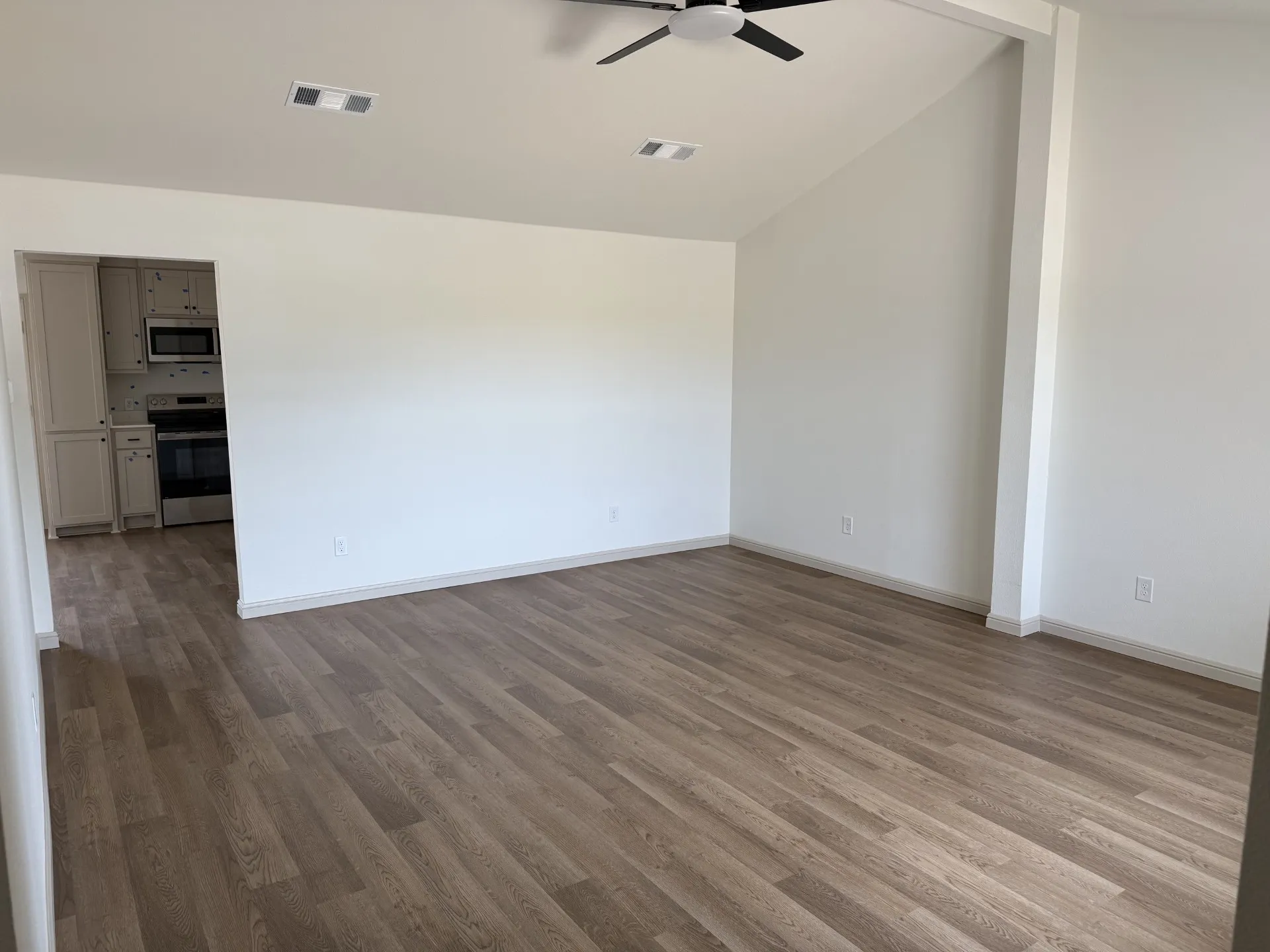 Duplex For Rent in Johnson County , 402 N Nolan River Road B, Cleburne, Texas 76033, 3 Bedroom, 2 Bathroom, 2 Garage spaces, 1,565 Sqft, built in 1986, mls#21375090, Real Estate Agent in Cleburne, Homes For Rent in Johnson county, Homes For Rent in Cleburne, Realtor in Cleburne Texas, Real Estate Brokerage Independent Realty Texas, Luminita Cordes Realtor