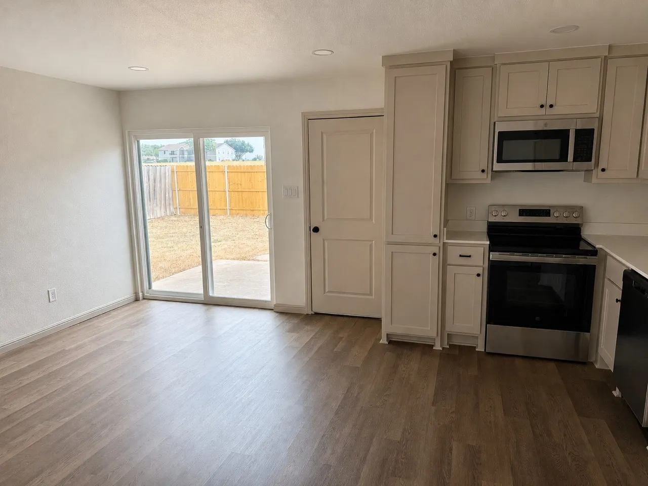 Duplex For Rent in Johnson County , 402 N Nolan River Road B, Cleburne, Texas 76033, 3 Bedroom, 2 Bathroom, 2 Garage spaces, 1,565 Sqft, built in 1986, mls#21375090, Real Estate Agent in Cleburne, Homes For Rent in Johnson county, Homes For Rent in Cleburne, Realtor in Cleburne Texas, Real Estate Brokerage Independent Realty Texas, Luminita Cordes Realtor