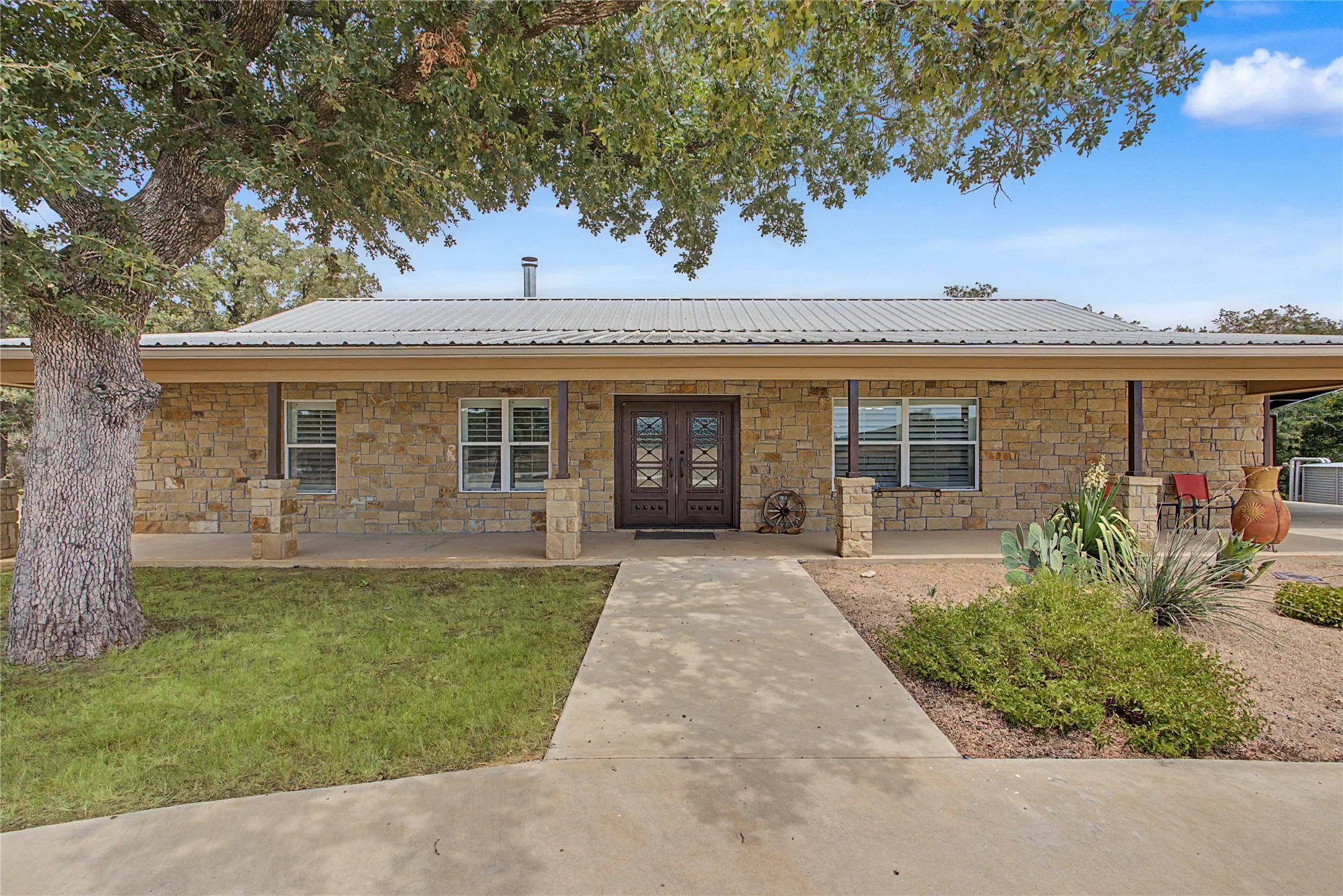 Farm For Sale in Palo Pinto County , 2728 S Fm 129, Santo, Texas 76472, 4 Bedroom, 3 Bathroom, Garage spaces, 3,360 Sqft, built in 2016, mls#21373405, Real Estate Agent in Santo, Homes For Sale in Palo Pinto county, Homes For Sale in Santo, Realtor in Santo Texas, Real Estate Brokerage Independent Realty Texas, Luminita Cordes Realtor