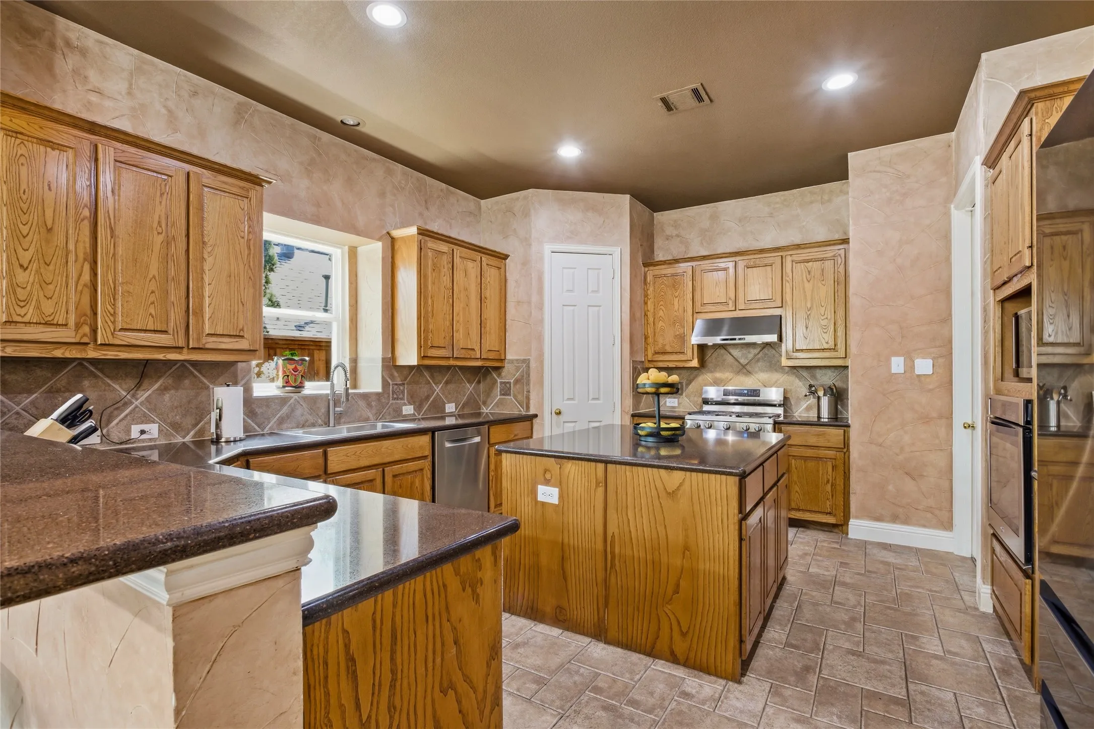 Single Family Residence For Rent in Dallas County , 9024 Bottlebrush Lane, Irving, Texas 75063, 4 Bedroom, 4 Bathroom, 2 Garage spaces, 3,813 Sqft, built in 2001, mls#21361956, Real Estate Agent in Irving, Homes For Rent in Dallas county, Homes For Rent in Irving, Realtor in Irving Texas, Real Estate Brokerage Independent Realty Texas, Luminita Cordes Realtor
