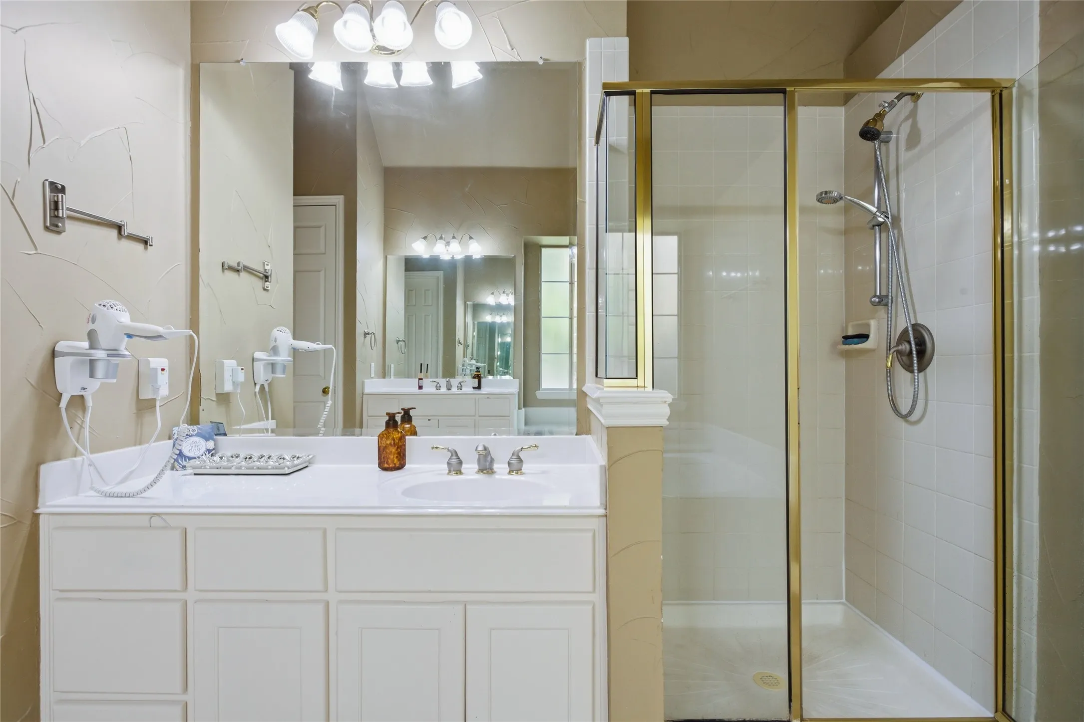 Single Family Residence For Rent in Dallas County , 9024 Bottlebrush Lane, Irving, Texas 75063, 4 Bedroom, 4 Bathroom, 2 Garage spaces, 3,813 Sqft, built in 2001, mls#21361956, Real Estate Agent in Irving, Homes For Rent in Dallas county, Homes For Rent in Irving, Realtor in Irving Texas, Real Estate Brokerage Independent Realty Texas, Luminita Cordes Realtor