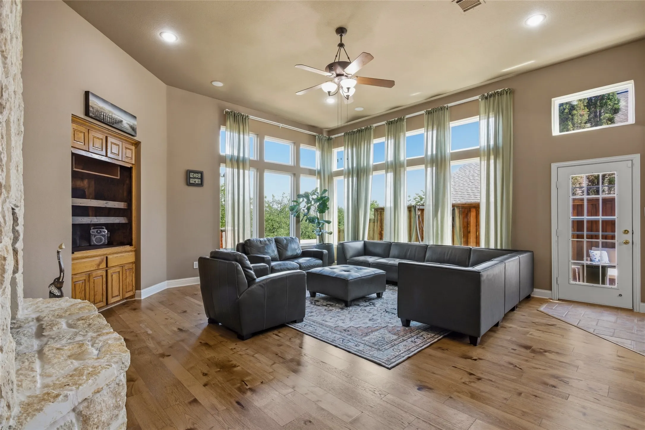 Single Family Residence For Rent in Dallas County , 9024 Bottlebrush Lane, Irving, Texas 75063, 4 Bedroom, 4 Bathroom, 2 Garage spaces, 3,813 Sqft, built in 2001, mls#21361956, Real Estate Agent in Irving, Homes For Rent in Dallas county, Homes For Rent in Irving, Realtor in Irving Texas, Real Estate Brokerage Independent Realty Texas, Luminita Cordes Realtor