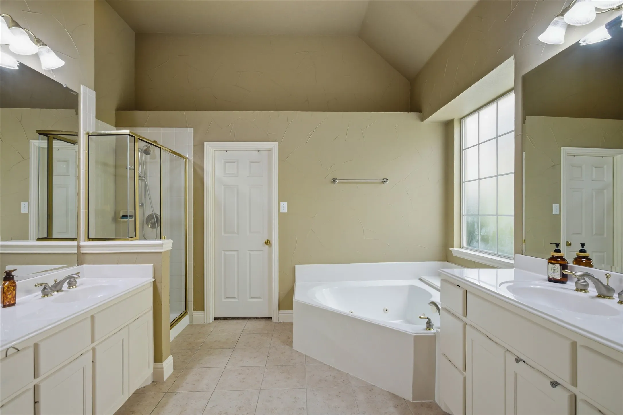 Single Family Residence For Rent in Dallas County , 9024 Bottlebrush Lane, Irving, Texas 75063, 4 Bedroom, 4 Bathroom, 2 Garage spaces, 3,813 Sqft, built in 2001, mls#21361956, Real Estate Agent in Irving, Homes For Rent in Dallas county, Homes For Rent in Irving, Realtor in Irving Texas, Real Estate Brokerage Independent Realty Texas, Luminita Cordes Realtor