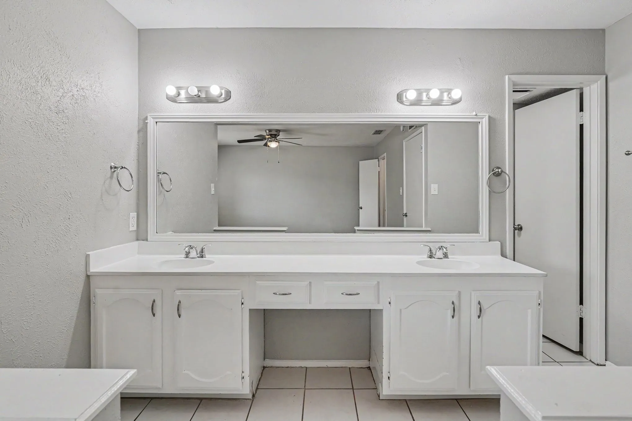 Single Family Residence For Sale in Tarrant County , 7116 Blackberry Drive, Arlington, Texas 76016, 3 Bedroom, 2 Bathroom, 2 Garage spaces, 1,452 Sqft, built in 1981, mls#21373471, Real Estate Agent in Arlington, Homes For Sale in Tarrant county, Homes For Sale in Arlington, Realtor in Arlington Texas, Real Estate Brokerage Independent Realty Texas, Luminita Cordes Realtor