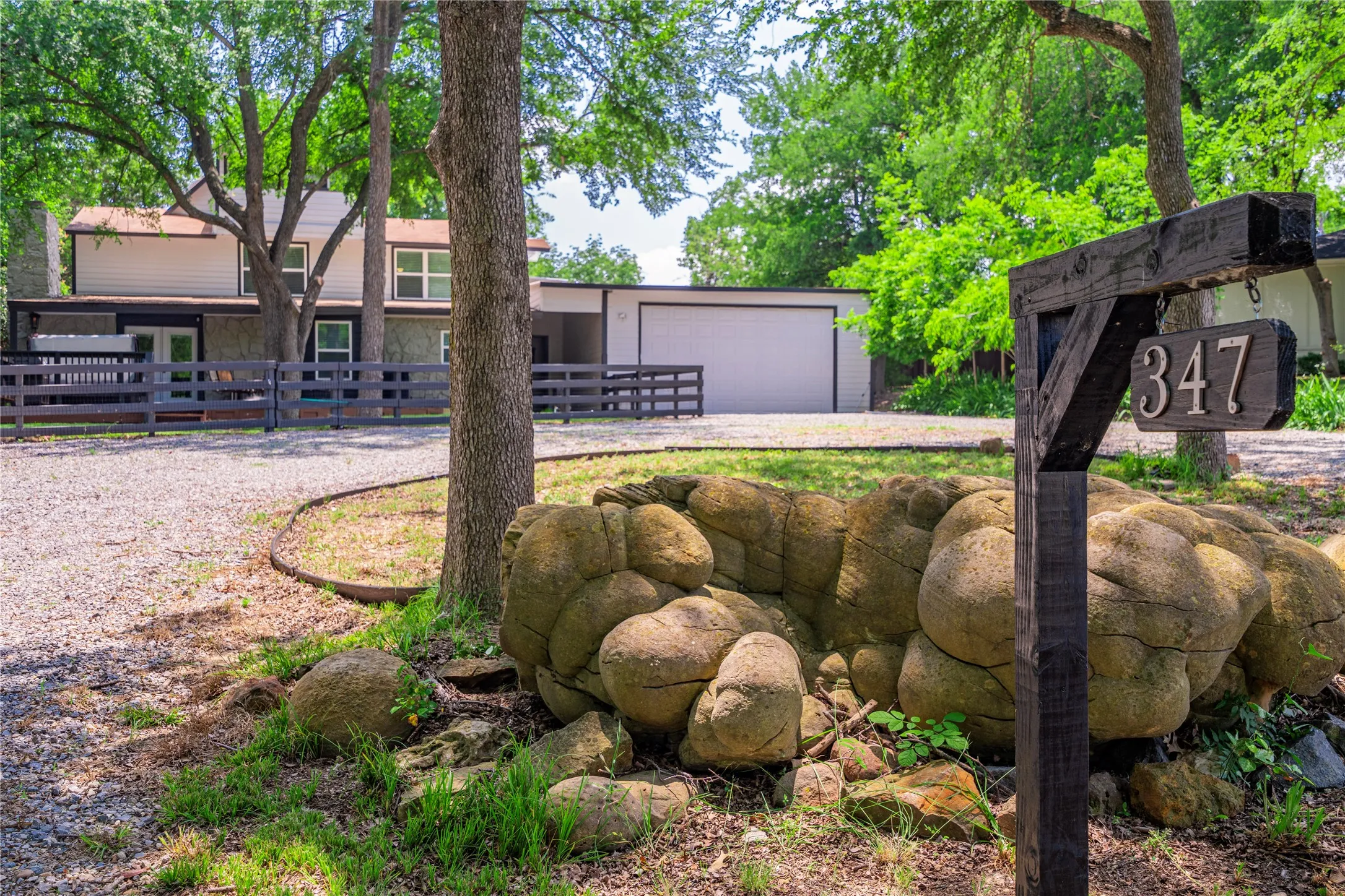 Single Family Residence For Rent in Grayson County , 347 Quail Creek Circle, Pottsboro, Texas 75076, 4 Bedroom, 3 Bathroom, 6 Garage spaces, 3,063 Sqft, built in 1983, mls#21375236, Real Estate Agent in Pottsboro, Homes For Rent in Grayson county, Homes For Rent in Pottsboro, Realtor in Pottsboro Texas, Real Estate Brokerage Independent Realty Texas, Luminita Cordes Realtor