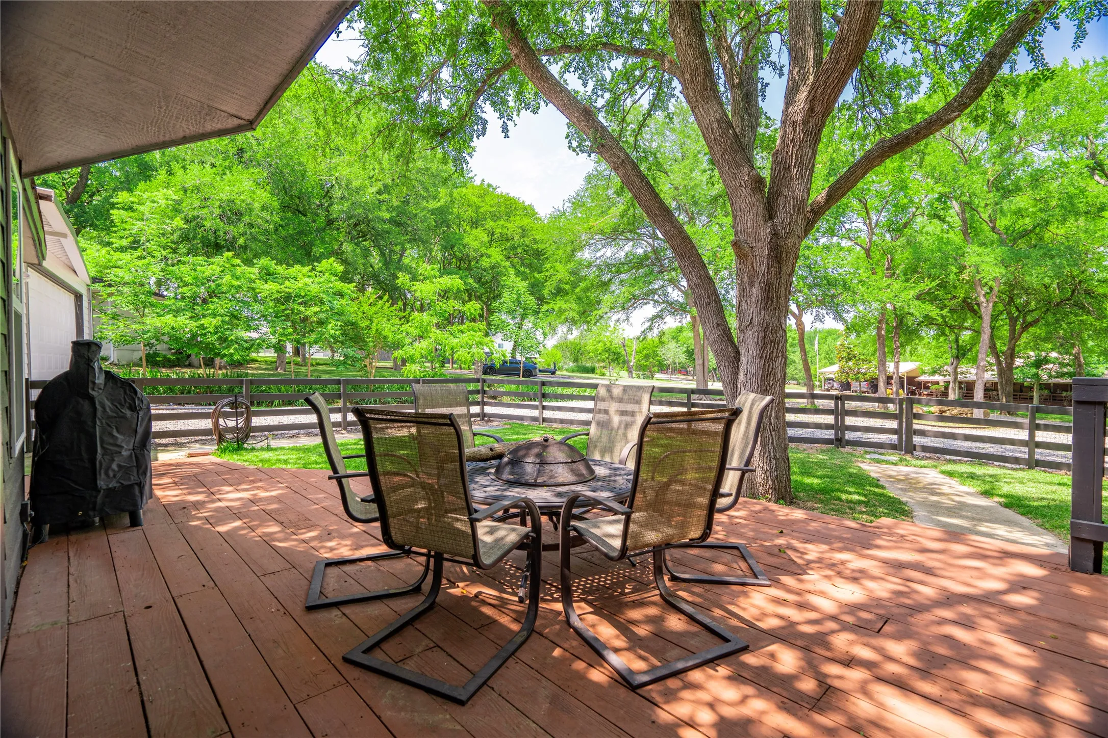 Single Family Residence For Rent in Grayson County , 347 Quail Creek Circle, Pottsboro, Texas 75076, 4 Bedroom, 3 Bathroom, 6 Garage spaces, 3,063 Sqft, built in 1983, mls#21375236, Real Estate Agent in Pottsboro, Homes For Rent in Grayson county, Homes For Rent in Pottsboro, Realtor in Pottsboro Texas, Real Estate Brokerage Independent Realty Texas, Luminita Cordes Realtor