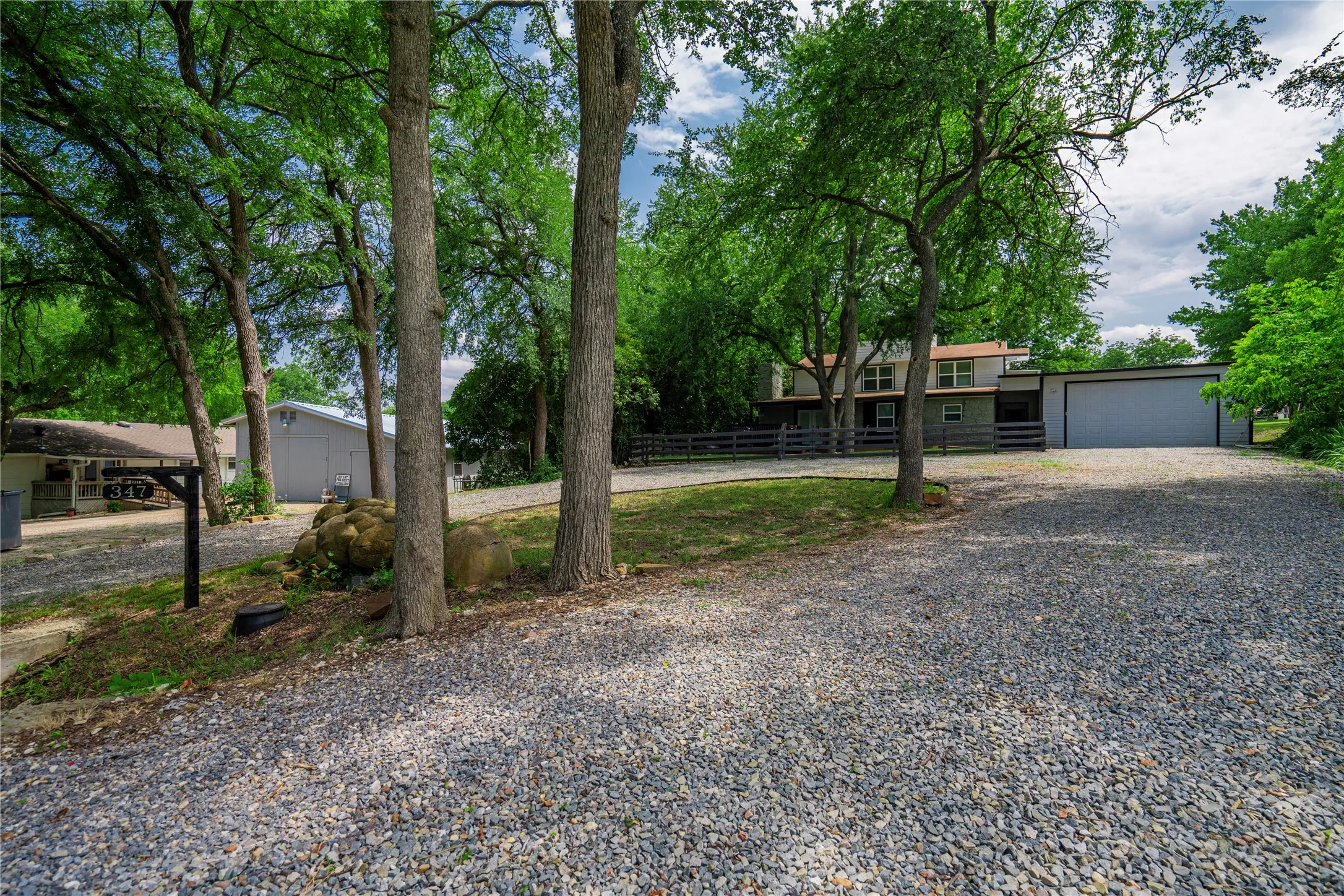 Single Family Residence For Rent in Grayson County , 347 Quail Creek Circle, Pottsboro, Texas 75076, 4 Bedroom, 3 Bathroom, 6 Garage spaces, 3,063 Sqft, built in 1983, mls#21375236, Real Estate Agent in Pottsboro, Homes For Rent in Grayson county, Homes For Rent in Pottsboro, Realtor in Pottsboro Texas, Real Estate Brokerage Independent Realty Texas, Luminita Cordes Realtor