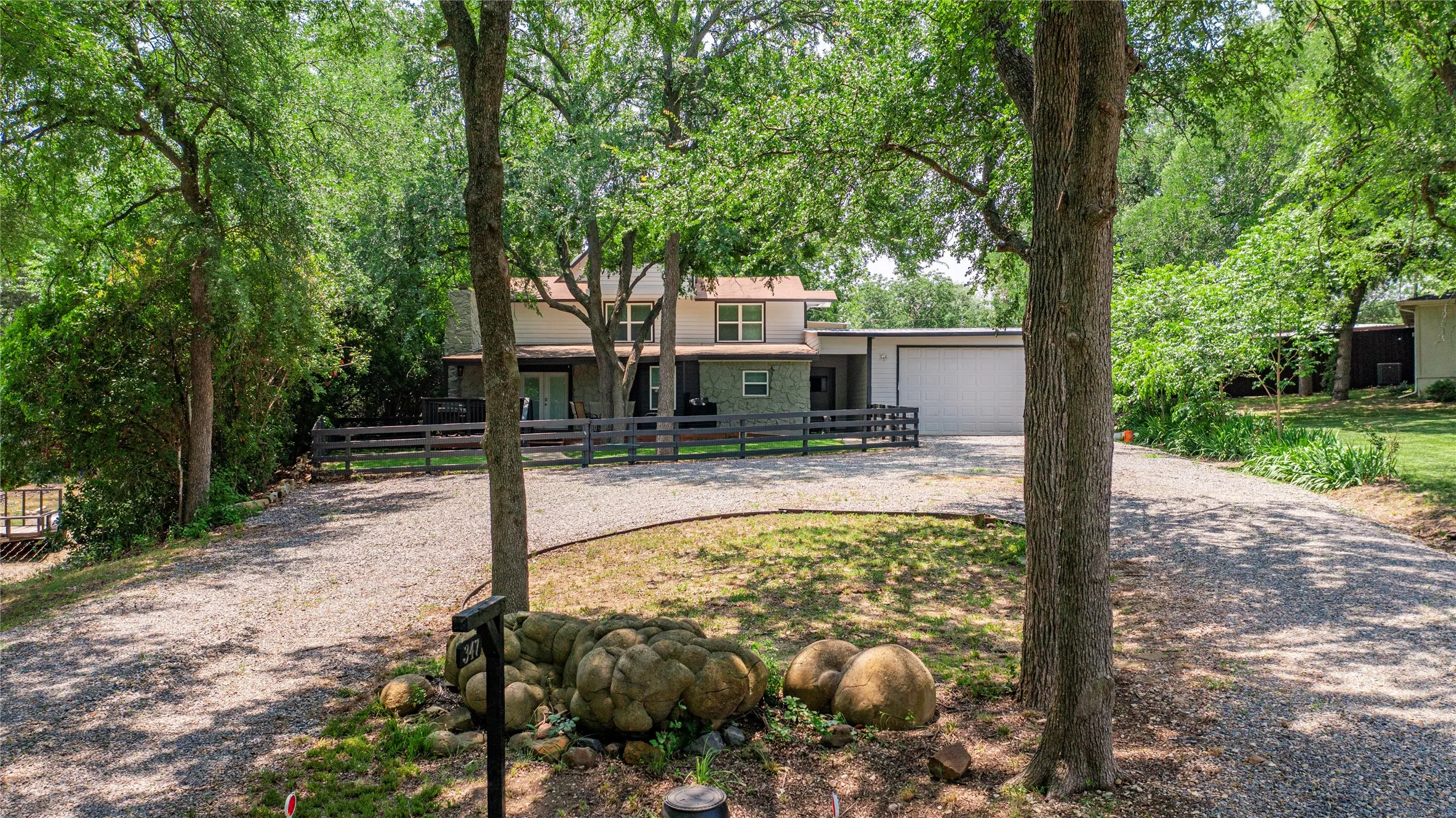 Single Family Residence For Rent in Grayson County , 347 Quail Creek Circle, Pottsboro, Texas 75076, 4 Bedroom, 3 Bathroom, 6 Garage spaces, 3,063 Sqft, built in 1983, mls#21375236, Real Estate Agent in Pottsboro, Homes For Rent in Grayson county, Homes For Rent in Pottsboro, Realtor in Pottsboro Texas, Real Estate Brokerage Independent Realty Texas, Luminita Cordes Realtor
