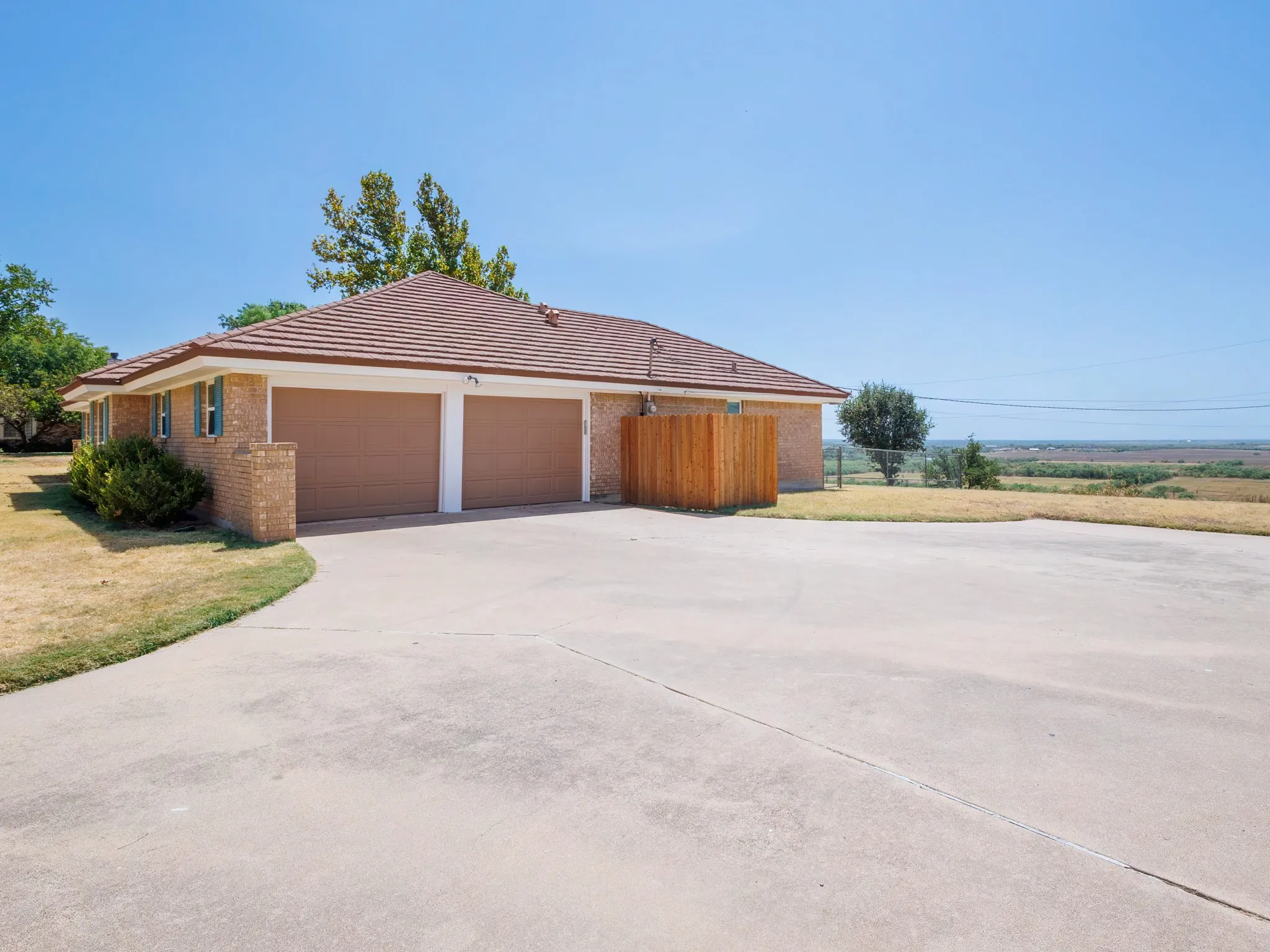 Single Family Residence For Sale in Coleman County , 1301 Hillcrest Street, Coleman, Texas 76834, 3 Bedroom, 2 Bathroom, 2 Garage spaces, 2,202 Sqft, built in 1980, mls#21373686, Real Estate Agent in Coleman, Homes For Sale in Coleman county, Homes For Sale in Coleman, Realtor in Coleman Texas, Real Estate Brokerage Independent Realty Texas, Luminita Cordes Realtor