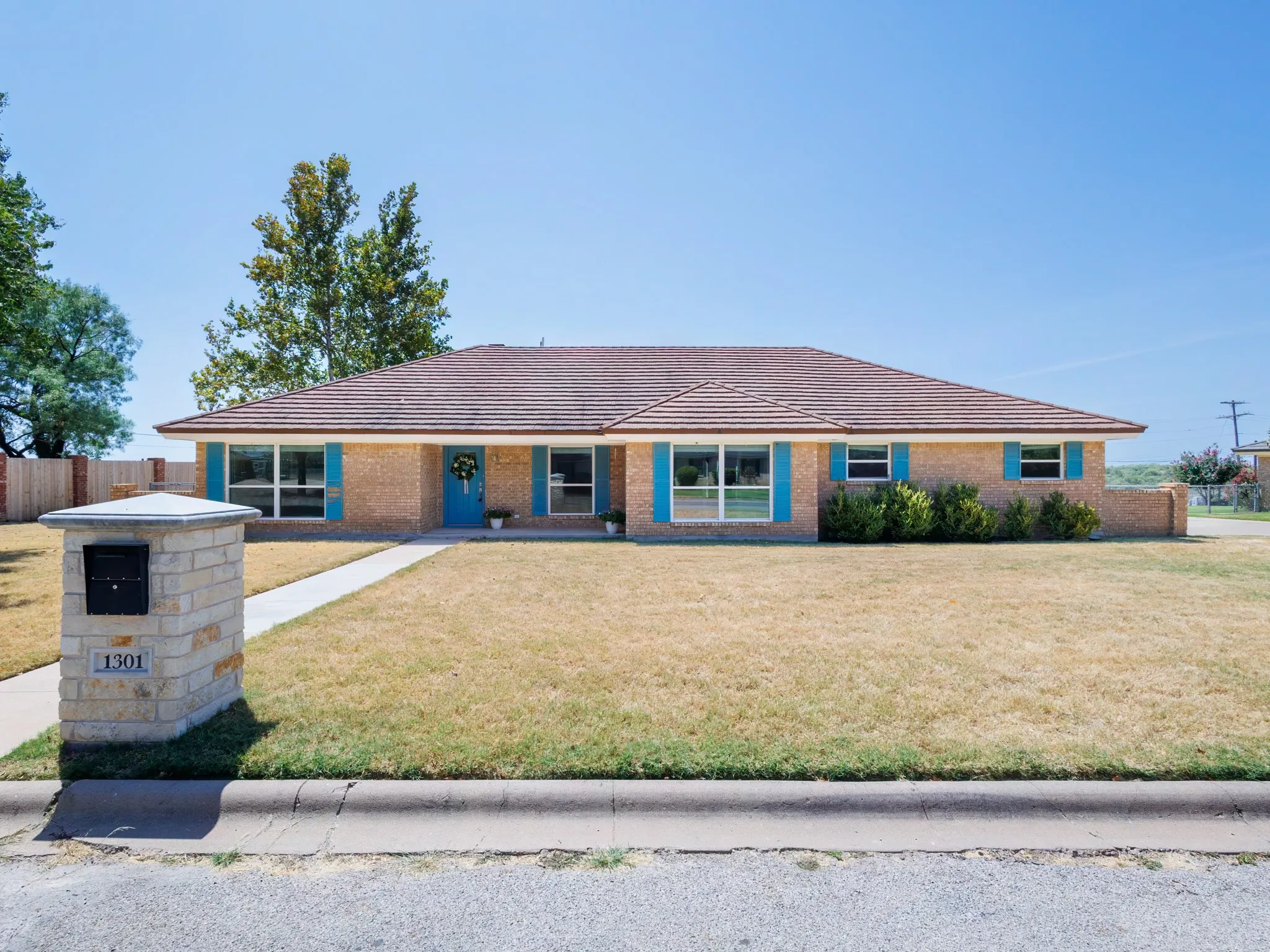 Single Family Residence For Sale in Coleman County , 1301 Hillcrest Street, Coleman, Texas 76834, 3 Bedroom, 2 Bathroom, 2 Garage spaces, 2,202 Sqft, built in 1980, mls#21373686, Real Estate Agent in Coleman, Homes For Sale in Coleman county, Homes For Sale in Coleman, Realtor in Coleman Texas, Real Estate Brokerage Independent Realty Texas, Luminita Cordes Realtor