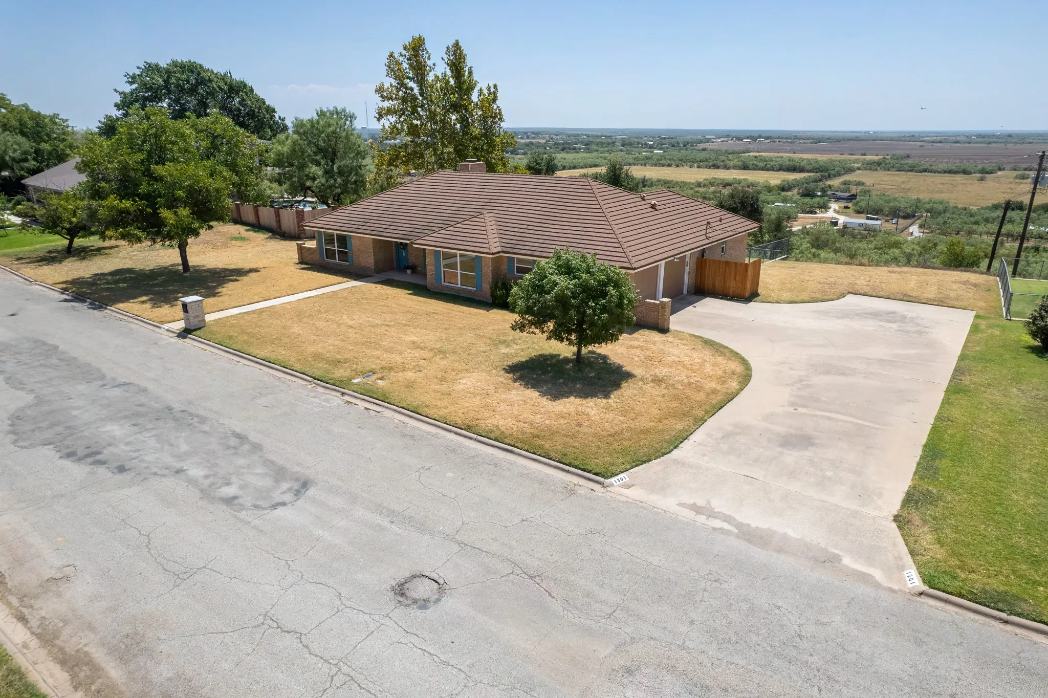 Single Family Residence For Sale in Coleman County , 1301 Hillcrest Street, Coleman, Texas 76834, 3 Bedroom, 2 Bathroom, 2 Garage spaces, 2,202 Sqft, built in 1980, mls#21373686, Real Estate Agent in Coleman, Homes For Sale in Coleman county, Homes For Sale in Coleman, Realtor in Coleman Texas, Real Estate Brokerage Independent Realty Texas, Luminita Cordes Realtor