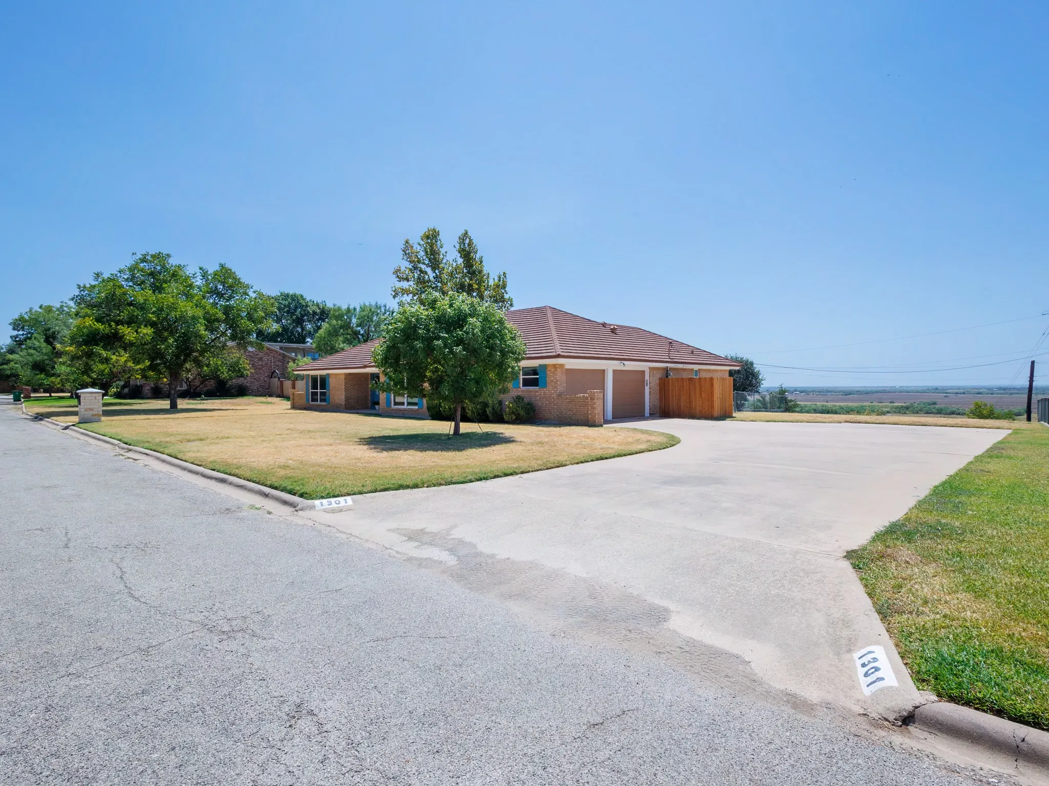 Single Family Residence For Sale in Coleman County , 1301 Hillcrest Street, Coleman, Texas 76834, 3 Bedroom, 2 Bathroom, 2 Garage spaces, 2,202 Sqft, built in 1980, mls#21373686, Real Estate Agent in Coleman, Homes For Sale in Coleman county, Homes For Sale in Coleman, Realtor in Coleman Texas, Real Estate Brokerage Independent Realty Texas, Luminita Cordes Realtor