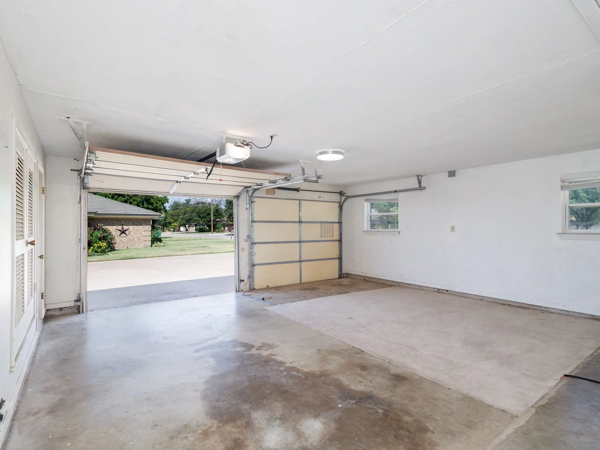Single Family Residence For Sale in Coleman County , 1301 Hillcrest Street, Coleman, Texas 76834, 3 Bedroom, 2 Bathroom, 2 Garage spaces, 2,202 Sqft, built in 1980, mls#21373686, Real Estate Agent in Coleman, Homes For Sale in Coleman county, Homes For Sale in Coleman, Realtor in Coleman Texas, Real Estate Brokerage Independent Realty Texas, Luminita Cordes Realtor