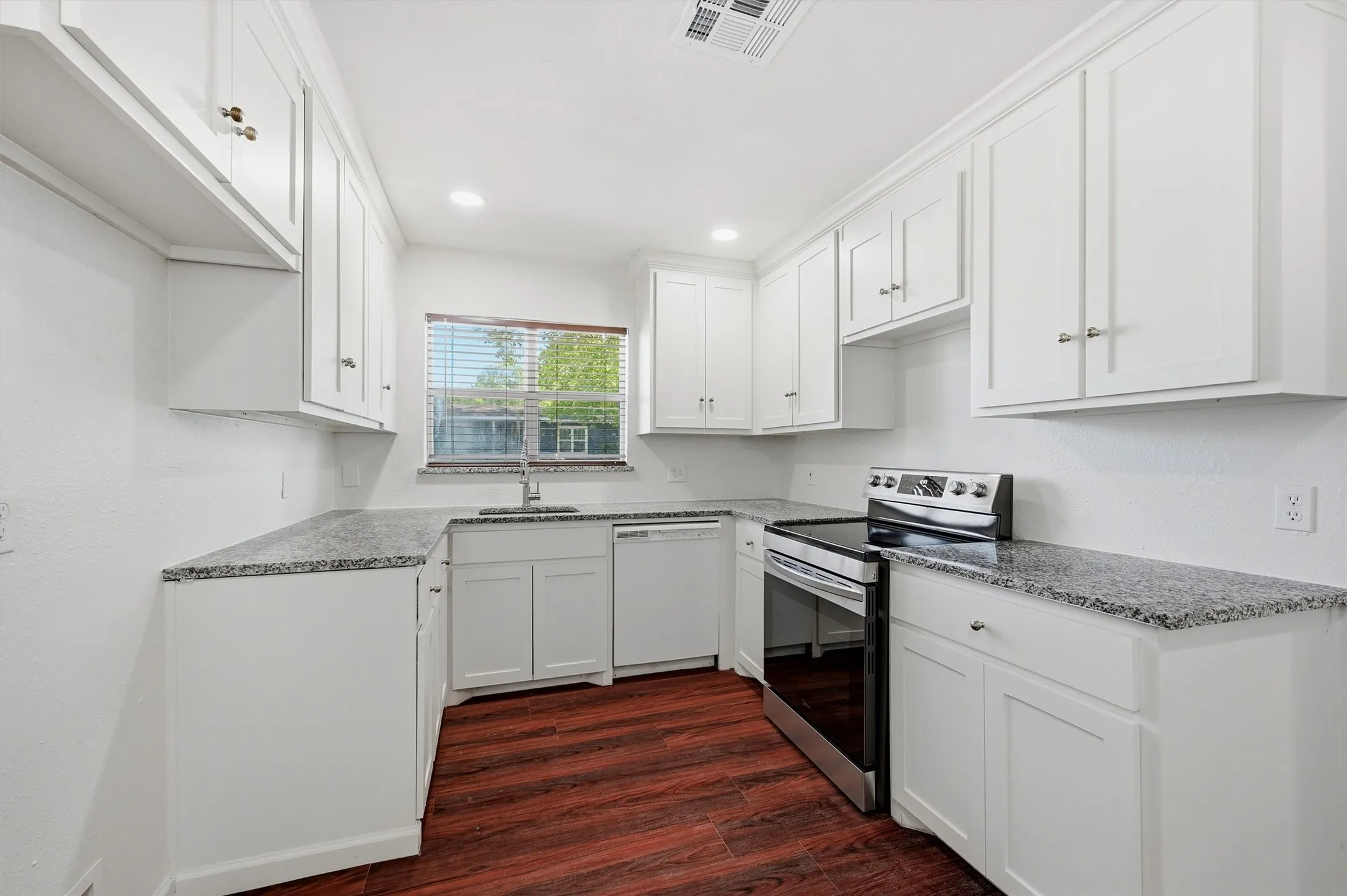 Single Family Residence For Rent in Grayson County , 13 Mac Arthur Drive, Denison, Texas 75020, 4 Bedroom, 2 Bathroom, Garage spaces, 1,957 Sqft, built in 1945, mls#21375233, Real Estate Agent in Denison, Homes For Rent in Grayson county, Homes For Rent in Denison, Realtor in Denison Texas, Real Estate Brokerage Independent Realty Texas, Luminita Cordes Realtor
