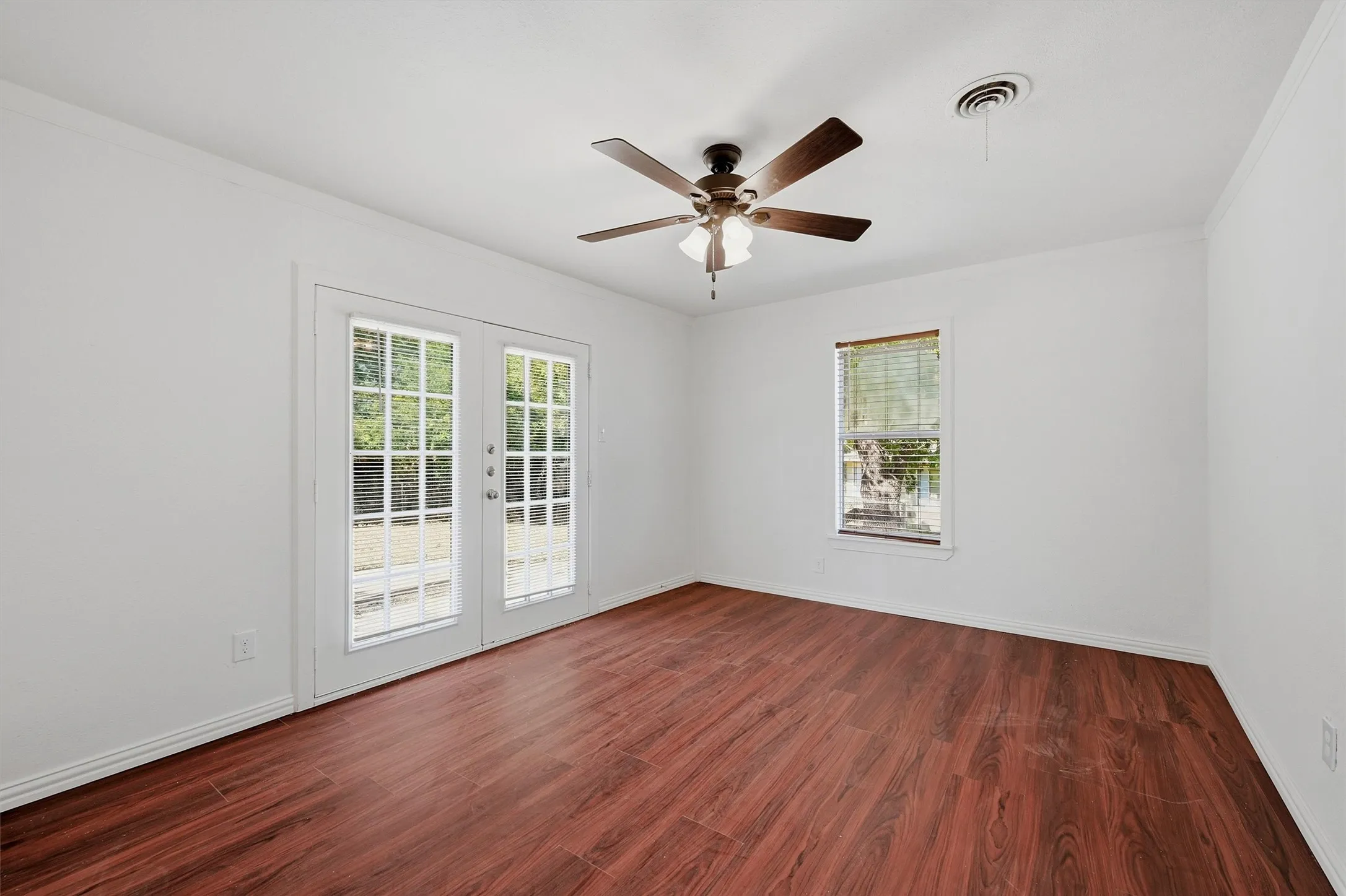 Single Family Residence For Rent in Grayson County , 13 Mac Arthur Drive, Denison, Texas 75020, 4 Bedroom, 2 Bathroom, Garage spaces, 1,957 Sqft, built in 1945, mls#21375233, Real Estate Agent in Denison, Homes For Rent in Grayson county, Homes For Rent in Denison, Realtor in Denison Texas, Real Estate Brokerage Independent Realty Texas, Luminita Cordes Realtor