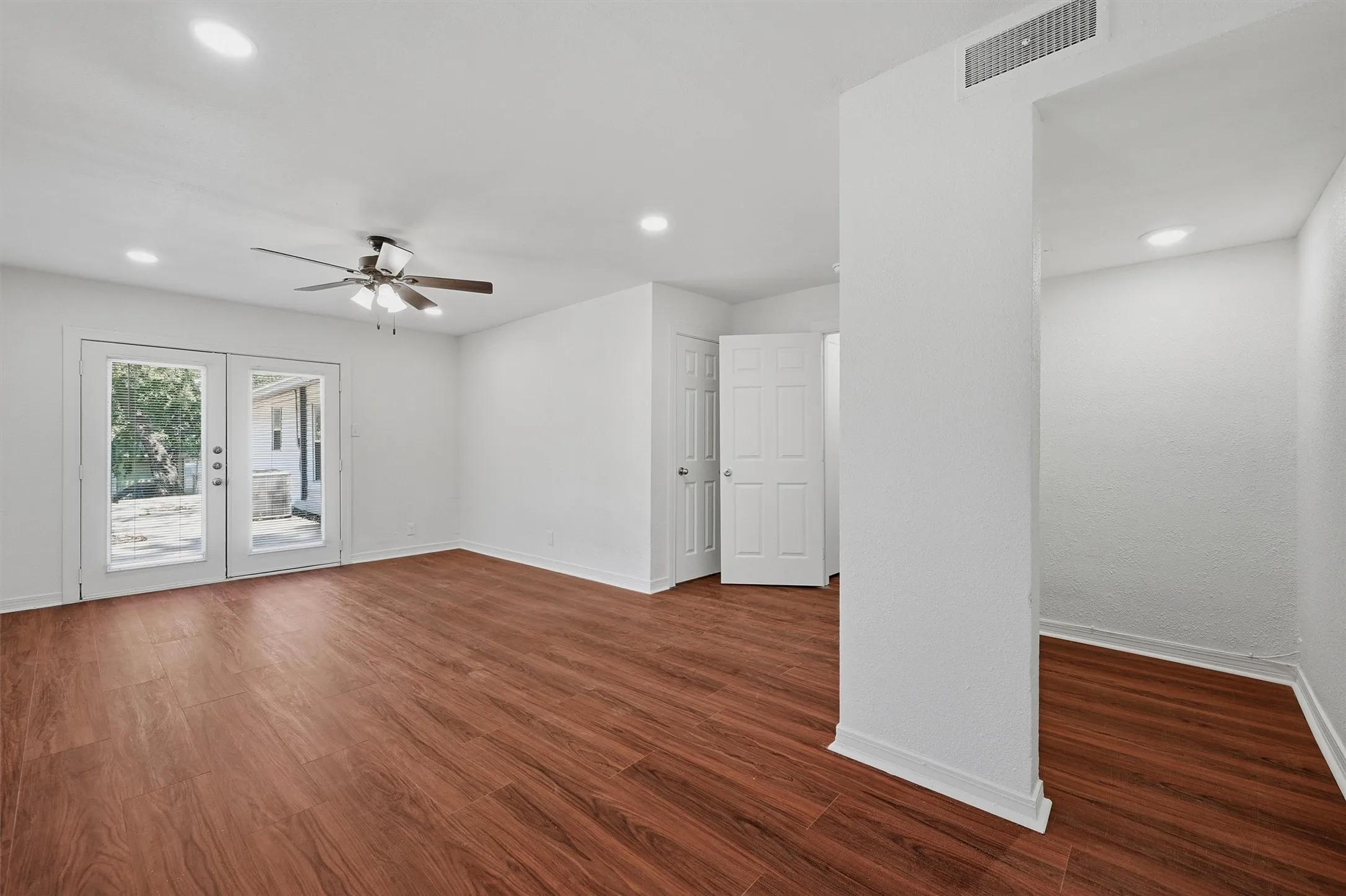 Single Family Residence For Rent in Grayson County , 13 Mac Arthur Drive, Denison, Texas 75020, 4 Bedroom, 2 Bathroom, Garage spaces, 1,957 Sqft, built in 1945, mls#21375233, Real Estate Agent in Denison, Homes For Rent in Grayson county, Homes For Rent in Denison, Realtor in Denison Texas, Real Estate Brokerage Independent Realty Texas, Luminita Cordes Realtor