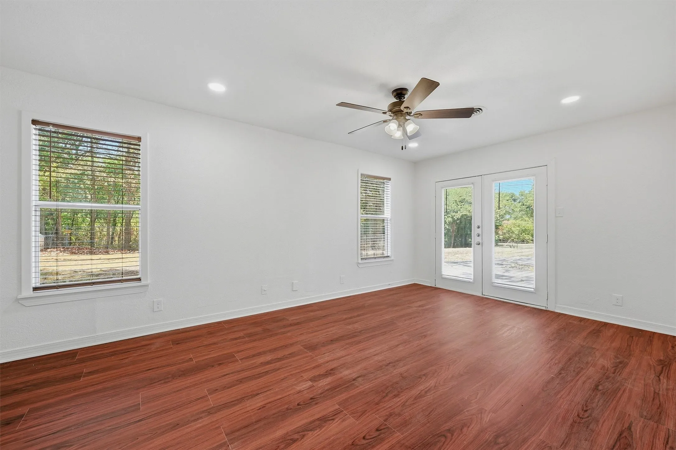 Single Family Residence For Rent in Grayson County , 13 Mac Arthur Drive, Denison, Texas 75020, 4 Bedroom, 2 Bathroom, Garage spaces, 1,957 Sqft, built in 1945, mls#21375233, Real Estate Agent in Denison, Homes For Rent in Grayson county, Homes For Rent in Denison, Realtor in Denison Texas, Real Estate Brokerage Independent Realty Texas, Luminita Cordes Realtor