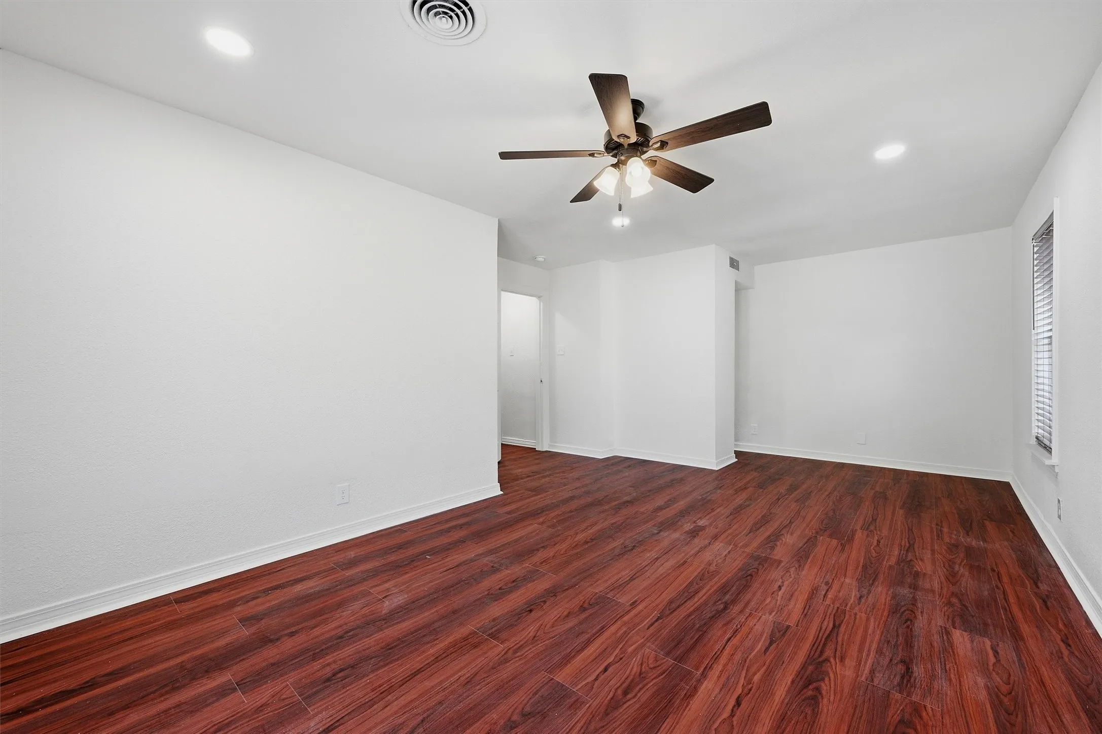 Single Family Residence For Rent in Grayson County , 13 Mac Arthur Drive, Denison, Texas 75020, 4 Bedroom, 2 Bathroom, Garage spaces, 1,957 Sqft, built in 1945, mls#21375233, Real Estate Agent in Denison, Homes For Rent in Grayson county, Homes For Rent in Denison, Realtor in Denison Texas, Real Estate Brokerage Independent Realty Texas, Luminita Cordes Realtor