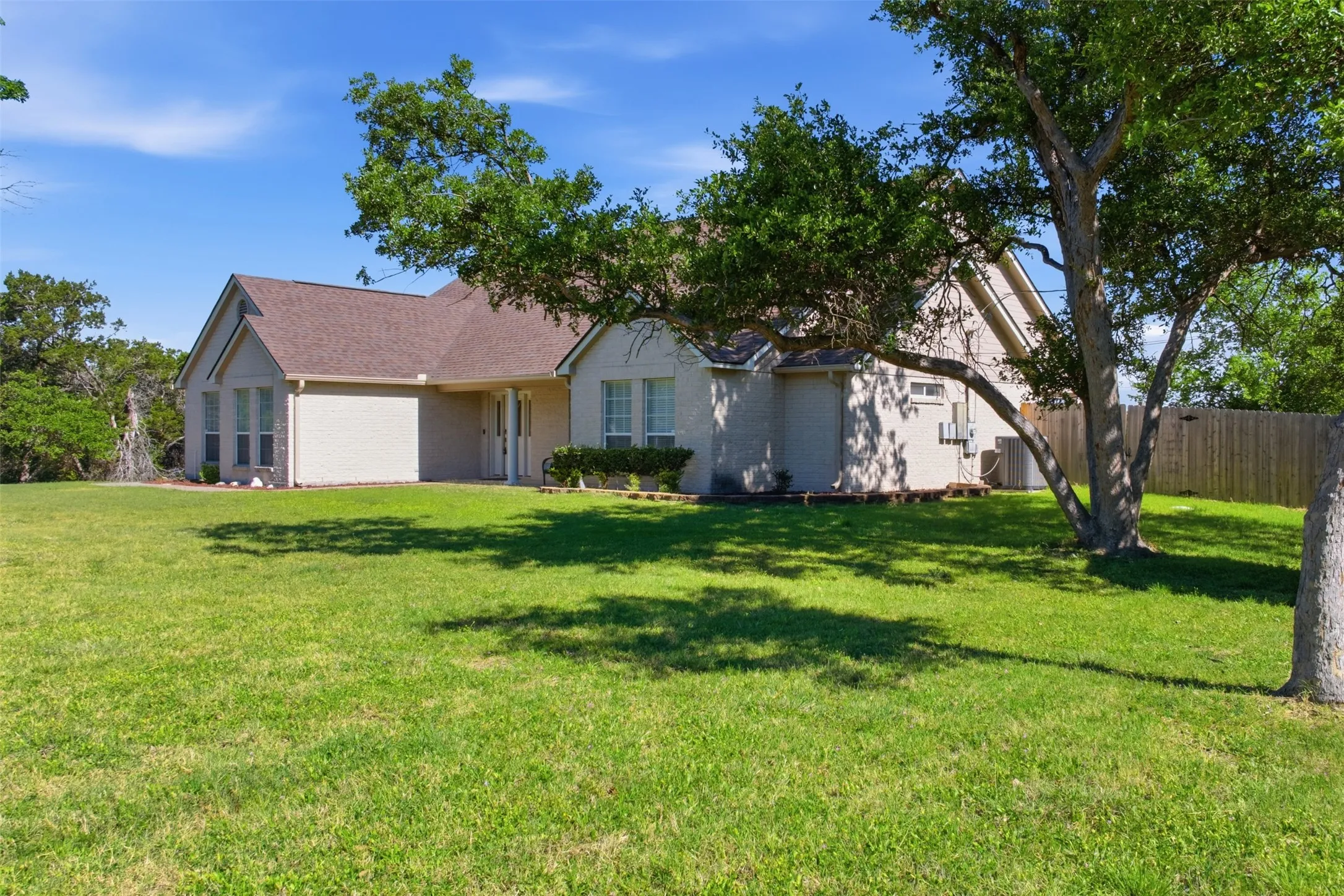 Single Family Residence For Sale in Bell County , 71 Wrangler Drive, Morgans Point Resort, Texas 76513, 4 Bedroom, 3 Bathroom, 2 Garage spaces, 2,484 Sqft, built in 1995, mls#21375041, Real Estate Agent in Morgans Point Resort, Homes For Sale in Bell county, Homes For Sale in Morgans Point Resort, Realtor in Morgans Point Resort Texas, Real Estate Brokerage Independent Realty Texas, Luminita Cordes Realtor