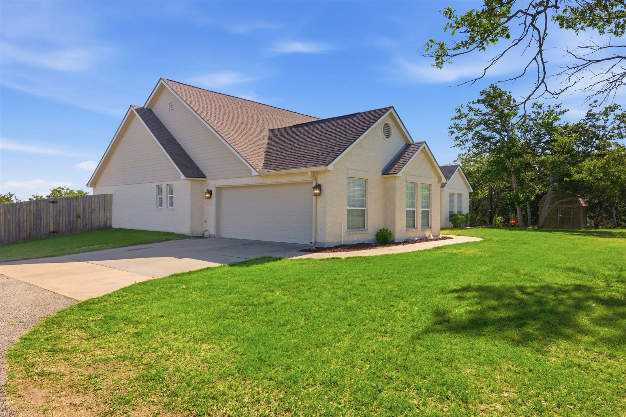 Single Family Residence For Sale in Bell County , 71 Wrangler Drive, Morgans Point Resort, Texas 76513, 4 Bedroom, 3 Bathroom, 2 Garage spaces, 2,484 Sqft, built in 1995, mls#21375041, Real Estate Agent in Morgans Point Resort, Homes For Sale in Bell county, Homes For Sale in Morgans Point Resort, Realtor in Morgans Point Resort Texas, Real Estate Brokerage Independent Realty Texas, Luminita Cordes Realtor