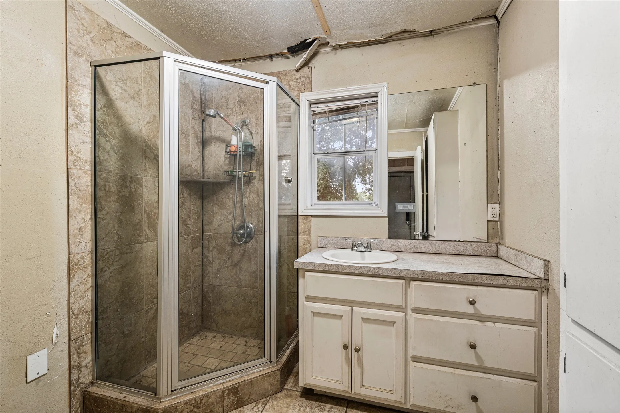 Single Family Residence For Sale in Mc Lennan County , 1311 E Stegall Road, Robinson, Texas 76706, 3 Bedroom, 2 Bathroom, 1 Garage spaces, 1,697 Sqft, built in 1978, mls#21374928, Real Estate Agent in Robinson, Homes For Sale in Mc Lennan county, Homes For Sale in Robinson, Realtor in Robinson Texas, Real Estate Brokerage Independent Realty Texas, Luminita Cordes Realtor