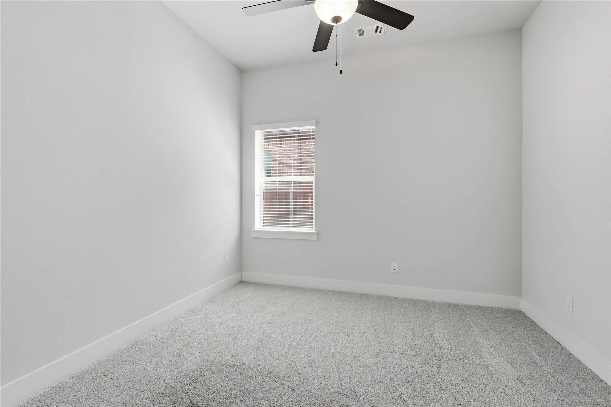 Recessed lighting, ceiling fan with integrated light, single window with blinds, light gray wall paint, and gray carpet
