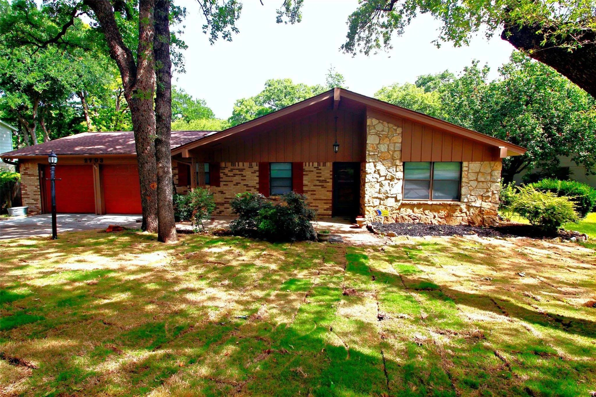 Single Family Residence For Sale in Tarrant County , 2703 Oak Cliff Lane, Arlington, Texas 76012, 4 Bedroom, 2 Bathroom, 2 Garage spaces, 2,217 Sqft, built in 1967, mls#21375254, Real Estate Agent in Arlington, Homes For Sale in Tarrant county, Homes For Sale in Arlington, Realtor in Arlington Texas, Real Estate Brokerage Independent Realty Texas, Luminita Cordes Realtor