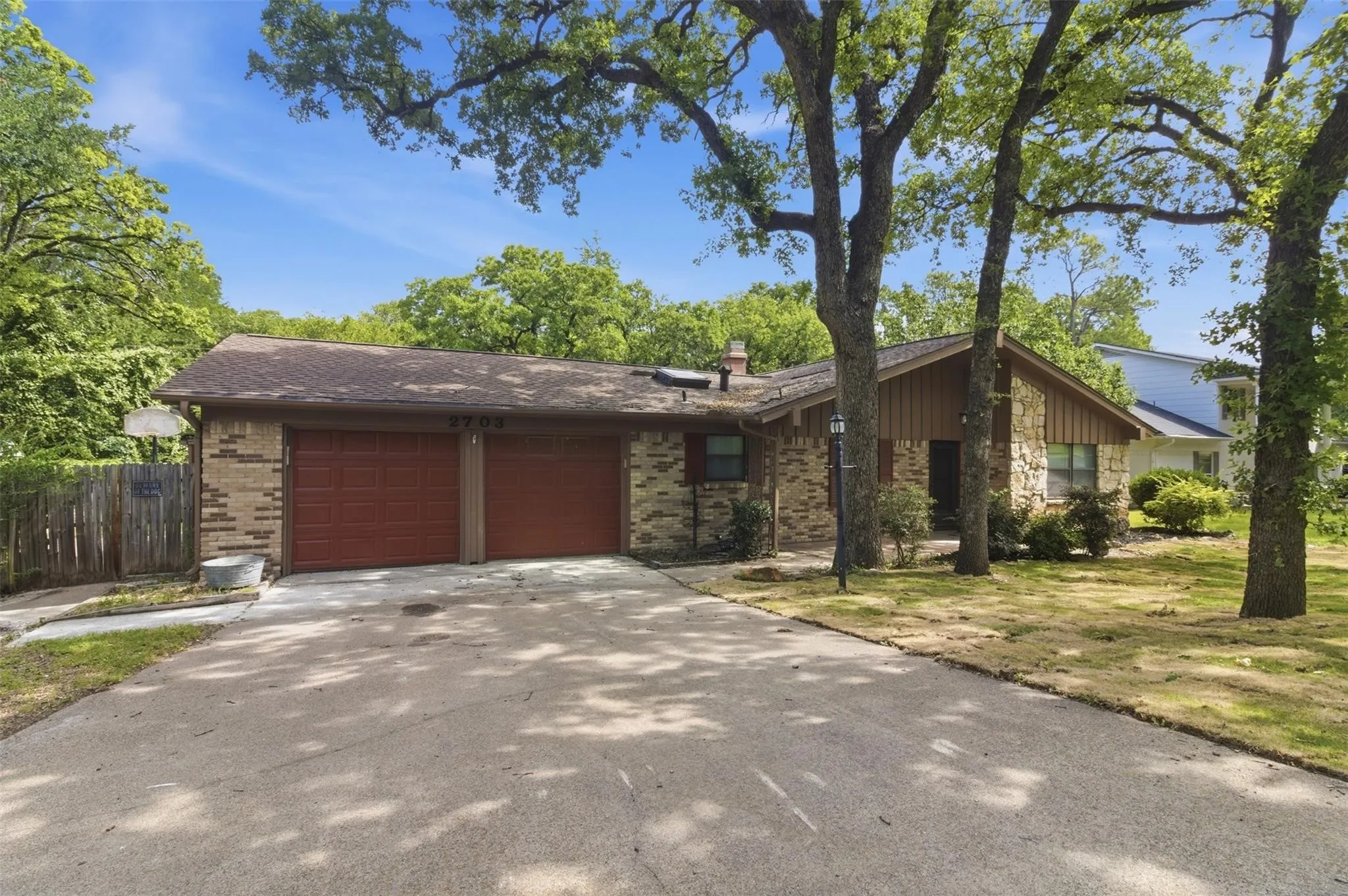 Single Family Residence For Sale in Tarrant County , 2703 Oak Cliff Lane, Arlington, Texas 76012, 4 Bedroom, 2 Bathroom, 2 Garage spaces, 2,217 Sqft, built in 1967, mls#21375254, Real Estate Agent in Arlington, Homes For Sale in Tarrant county, Homes For Sale in Arlington, Realtor in Arlington Texas, Real Estate Brokerage Independent Realty Texas, Luminita Cordes Realtor
