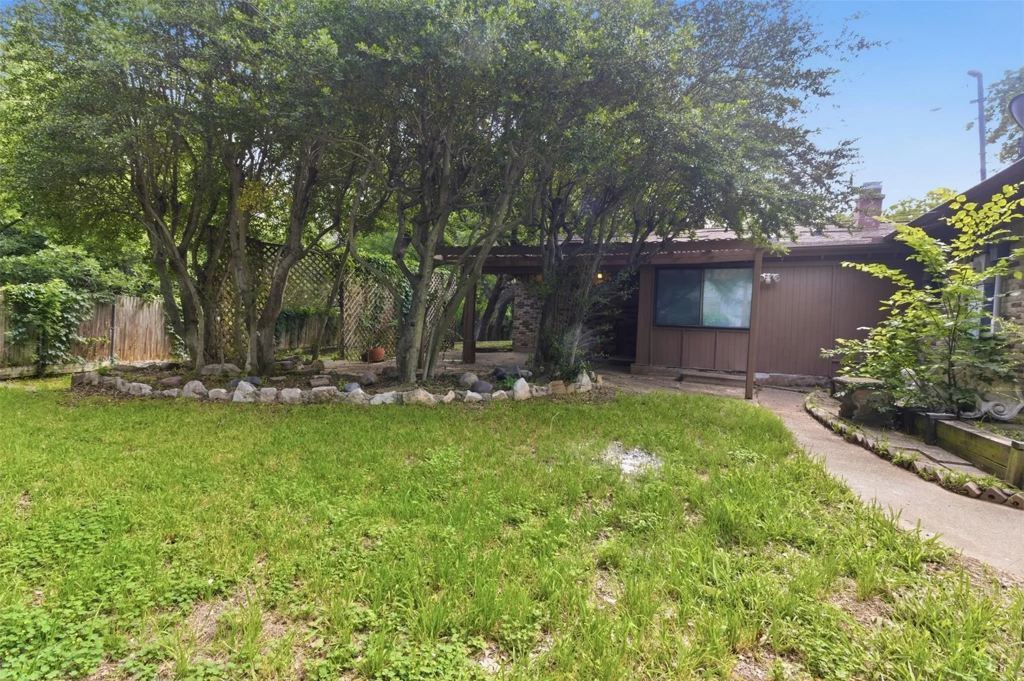 Single Family Residence For Sale in Tarrant County , 2703 Oak Cliff Lane, Arlington, Texas 76012, 4 Bedroom, 2 Bathroom, 2 Garage spaces, 2,217 Sqft, built in 1967, mls#21375254, Real Estate Agent in Arlington, Homes For Sale in Tarrant county, Homes For Sale in Arlington, Realtor in Arlington Texas, Real Estate Brokerage Independent Realty Texas, Luminita Cordes Realtor