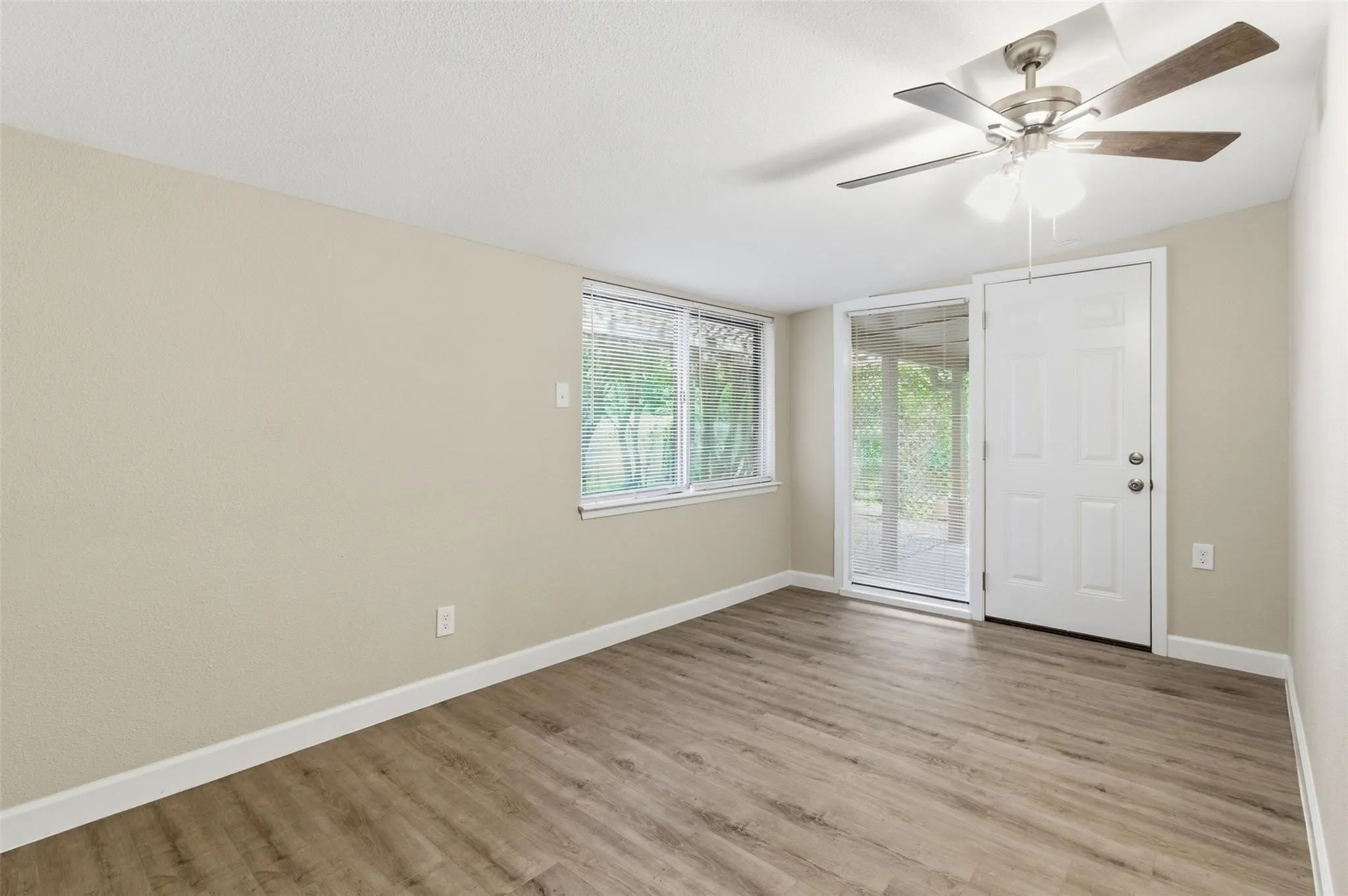 Single Family Residence For Sale in Tarrant County , 2703 Oak Cliff Lane, Arlington, Texas 76012, 4 Bedroom, 2 Bathroom, 2 Garage spaces, 2,217 Sqft, built in 1967, mls#21375254, Real Estate Agent in Arlington, Homes For Sale in Tarrant county, Homes For Sale in Arlington, Realtor in Arlington Texas, Real Estate Brokerage Independent Realty Texas, Luminita Cordes Realtor