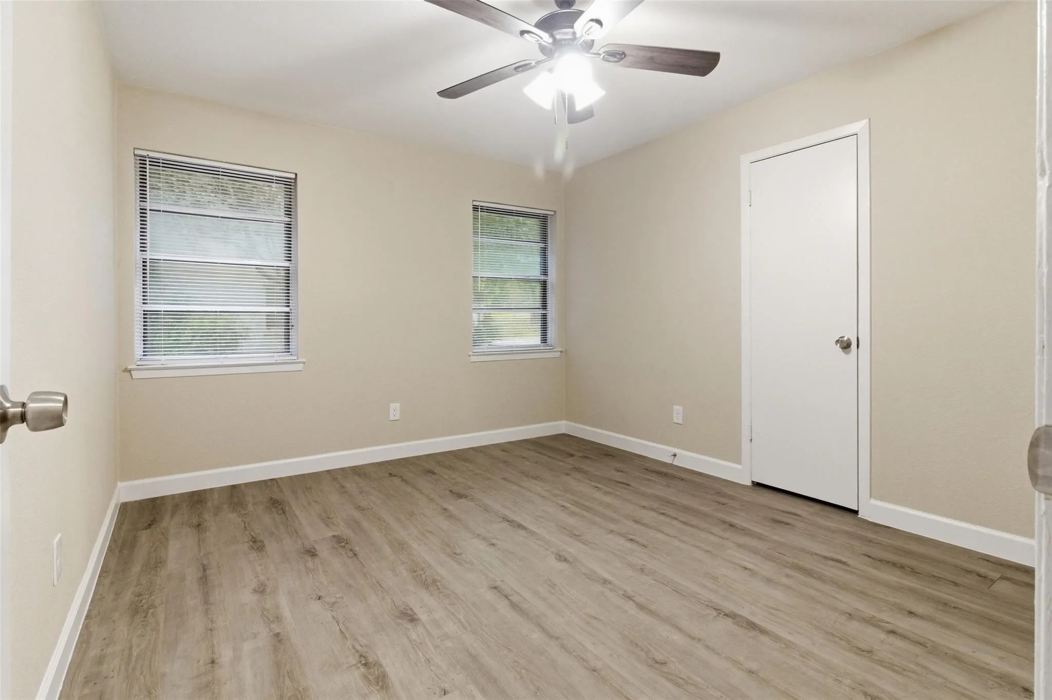 Single Family Residence For Sale in Tarrant County , 2703 Oak Cliff Lane, Arlington, Texas 76012, 4 Bedroom, 2 Bathroom, 2 Garage spaces, 2,217 Sqft, built in 1967, mls#21375254, Real Estate Agent in Arlington, Homes For Sale in Tarrant county, Homes For Sale in Arlington, Realtor in Arlington Texas, Real Estate Brokerage Independent Realty Texas, Luminita Cordes Realtor