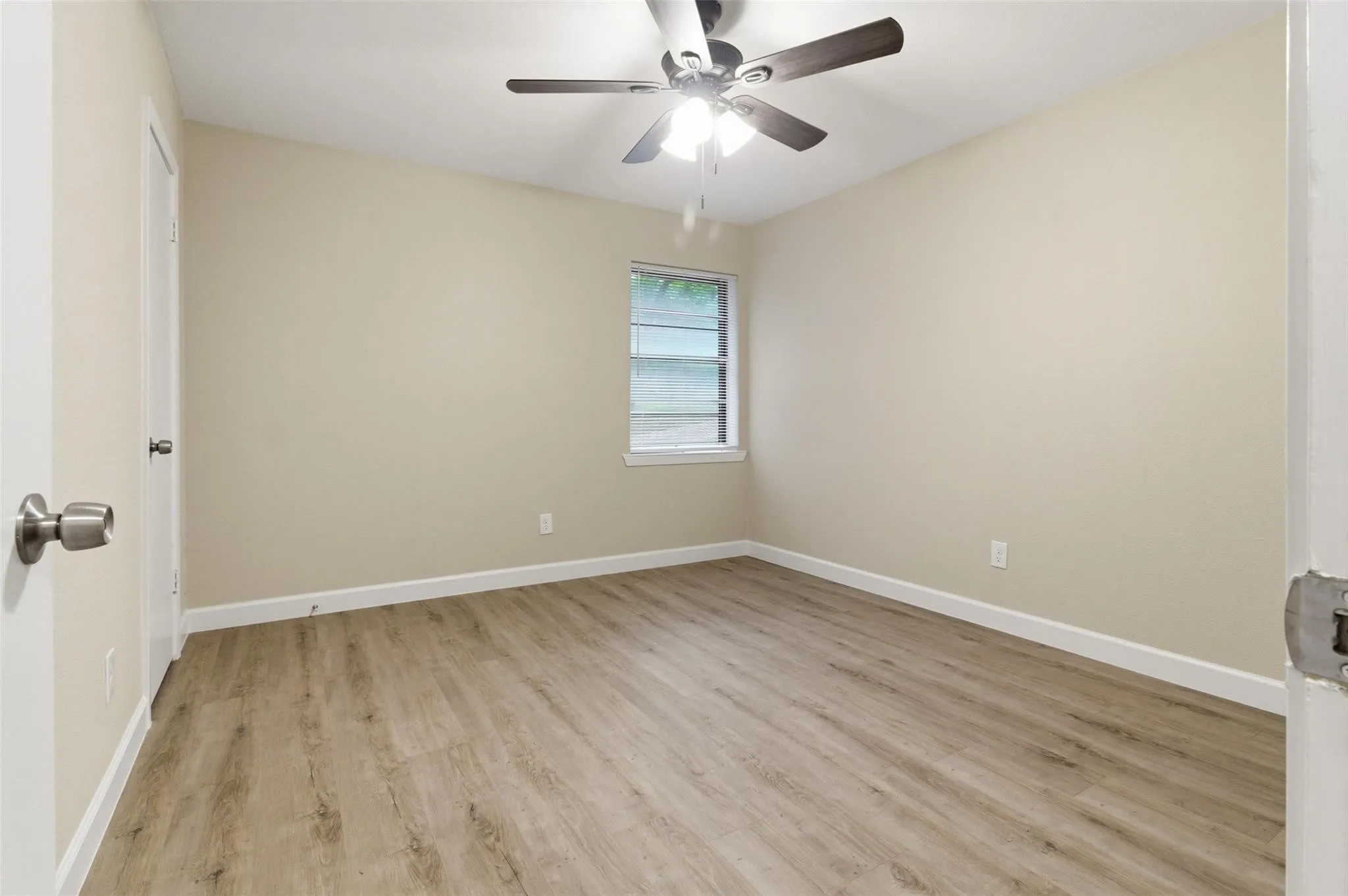 Single Family Residence For Sale in Tarrant County , 2703 Oak Cliff Lane, Arlington, Texas 76012, 4 Bedroom, 2 Bathroom, 2 Garage spaces, 2,217 Sqft, built in 1967, mls#21375254, Real Estate Agent in Arlington, Homes For Sale in Tarrant county, Homes For Sale in Arlington, Realtor in Arlington Texas, Real Estate Brokerage Independent Realty Texas, Luminita Cordes Realtor