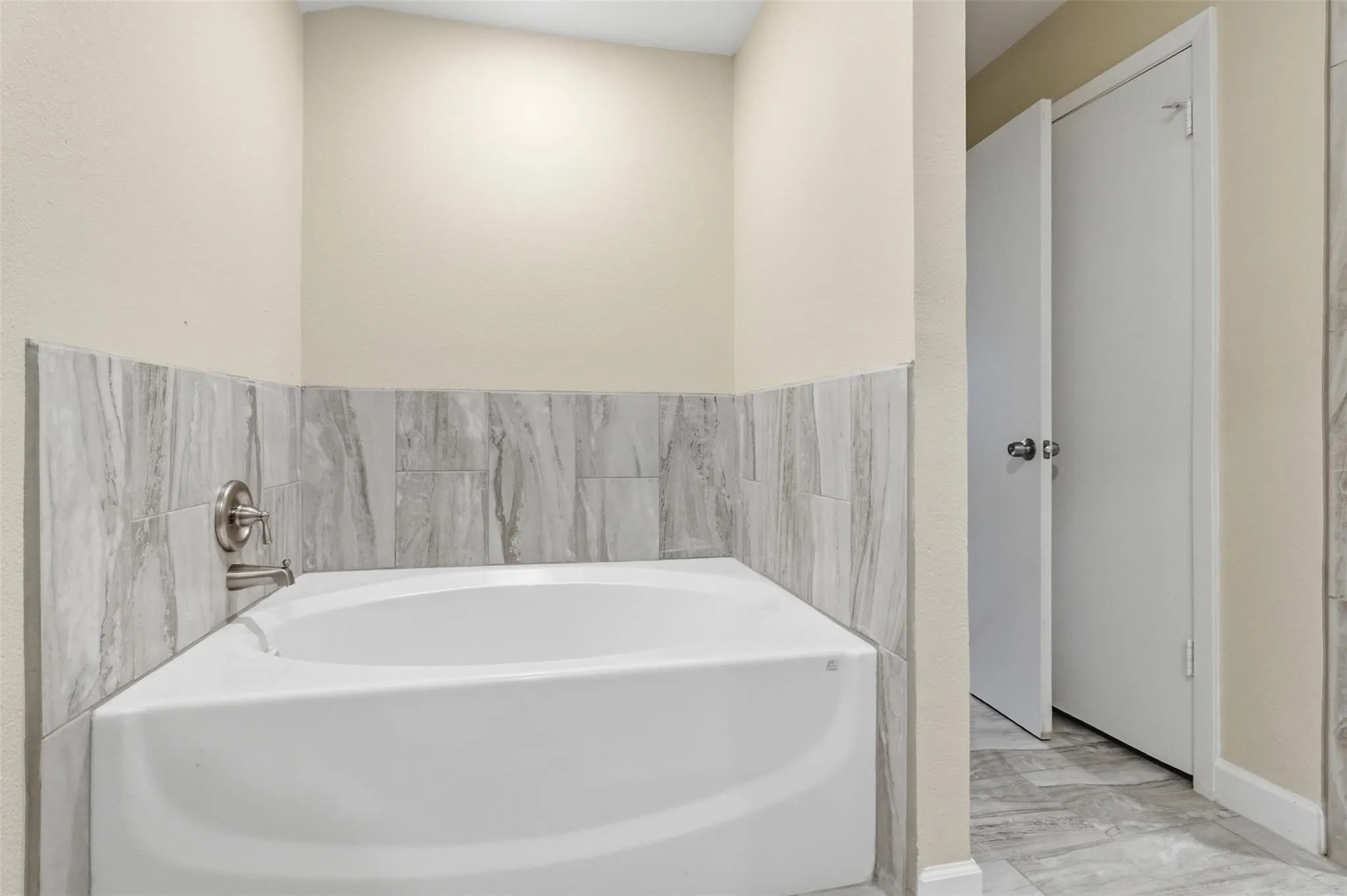 Single Family Residence For Sale in Tarrant County , 2703 Oak Cliff Lane, Arlington, Texas 76012, 4 Bedroom, 2 Bathroom, 2 Garage spaces, 2,217 Sqft, built in 1967, mls#21375254, Real Estate Agent in Arlington, Homes For Sale in Tarrant county, Homes For Sale in Arlington, Realtor in Arlington Texas, Real Estate Brokerage Independent Realty Texas, Luminita Cordes Realtor