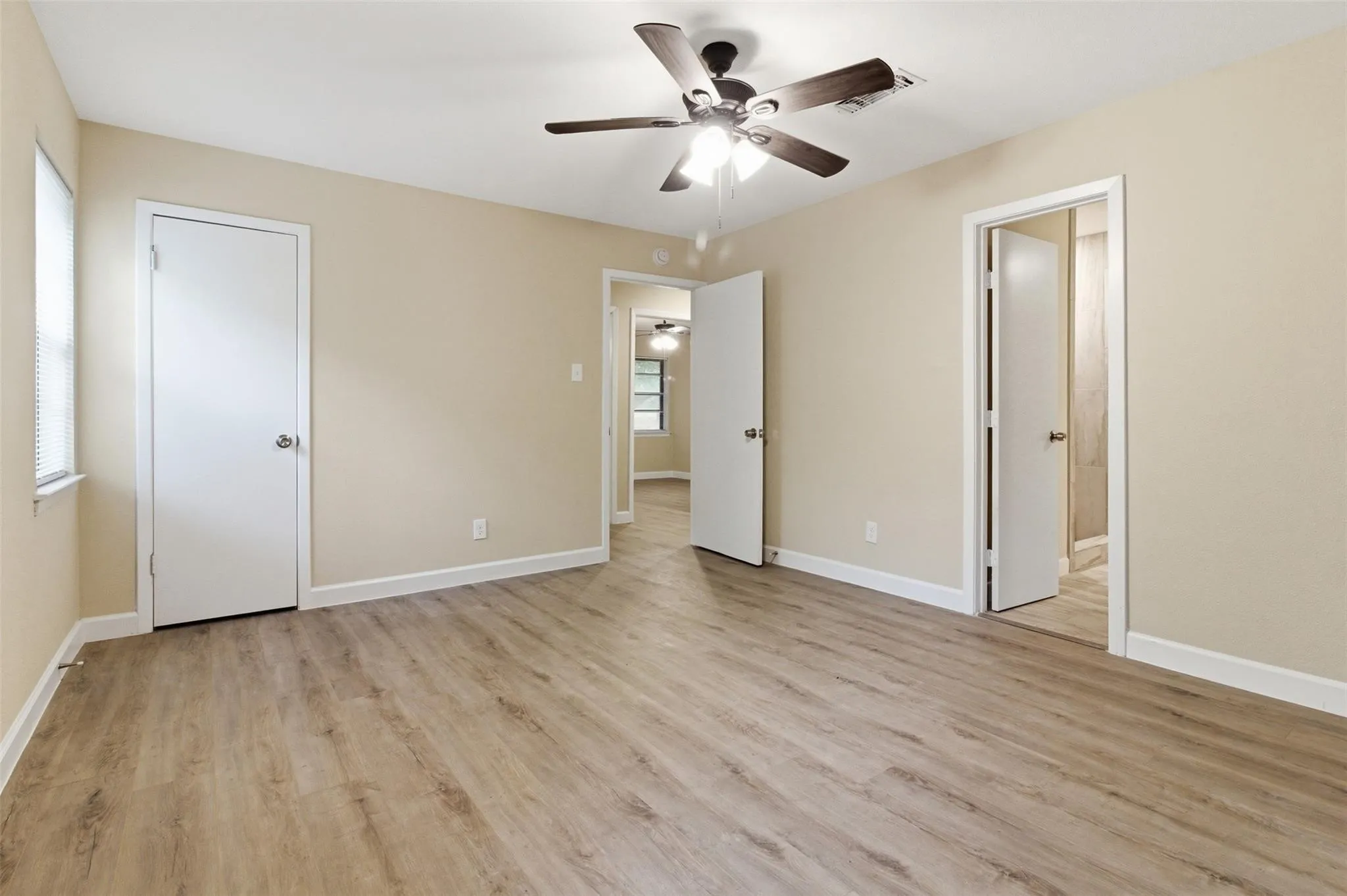 Single Family Residence For Sale in Tarrant County , 2703 Oak Cliff Lane, Arlington, Texas 76012, 4 Bedroom, 2 Bathroom, 2 Garage spaces, 2,217 Sqft, built in 1967, mls#21375254, Real Estate Agent in Arlington, Homes For Sale in Tarrant county, Homes For Sale in Arlington, Realtor in Arlington Texas, Real Estate Brokerage Independent Realty Texas, Luminita Cordes Realtor