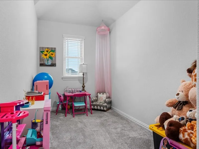 Carpeted room with a double-hung window featuring horizontal blinds