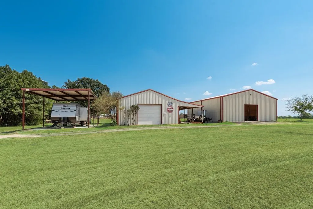 Single Family Residence For Sale in Van Zandt County , 3427 Vz County Road 3710, Wills Point, Texas 75169, 4 Bedroom, 3 Bathroom, 6 Garage spaces, 3,252 Sqft, built in 2010, mls#21375256, Real Estate Agent in Wills Point, Homes For Sale in Van Zandt county, Homes For Sale in Wills Point, Realtor in Wills Point Texas, Real Estate Brokerage Independent Realty Texas, Luminita Cordes Realtor