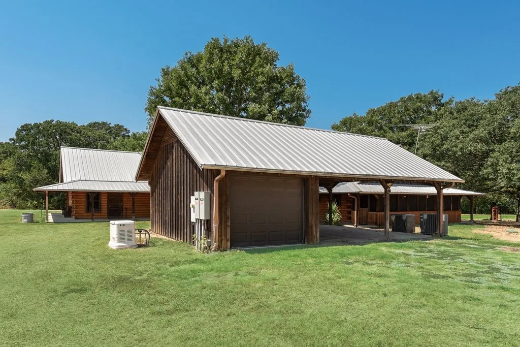 Single Family Residence For Sale in Van Zandt County , 3427 Vz County Road 3710, Wills Point, Texas 75169, 4 Bedroom, 3 Bathroom, 6 Garage spaces, 3,252 Sqft, built in 2010, mls#21375256, Real Estate Agent in Wills Point, Homes For Sale in Van Zandt county, Homes For Sale in Wills Point, Realtor in Wills Point Texas, Real Estate Brokerage Independent Realty Texas, Luminita Cordes Realtor