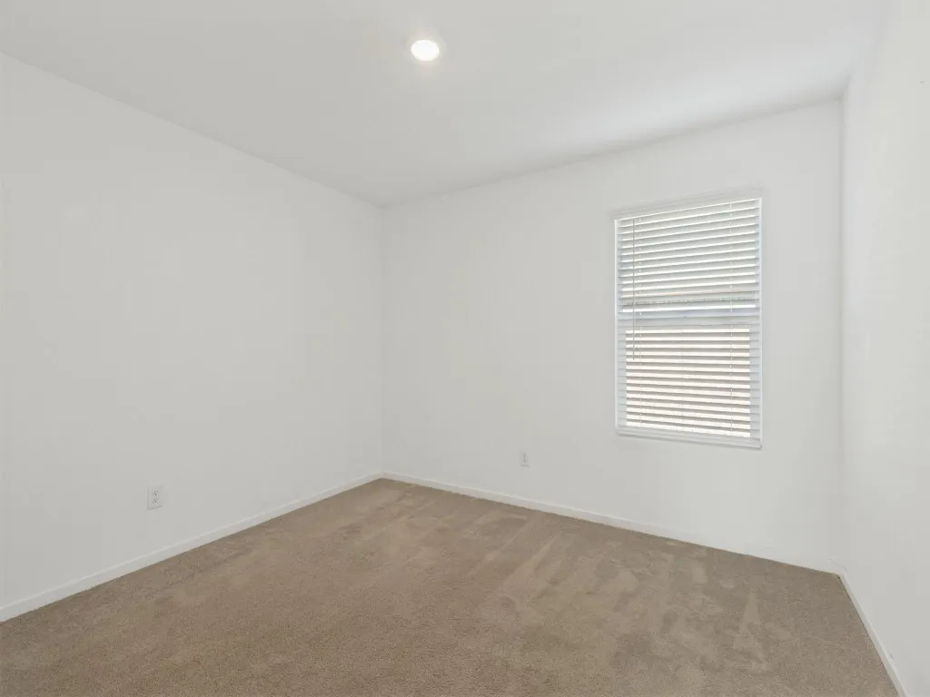 Recessed ceiling light fixture and neutral carpeting