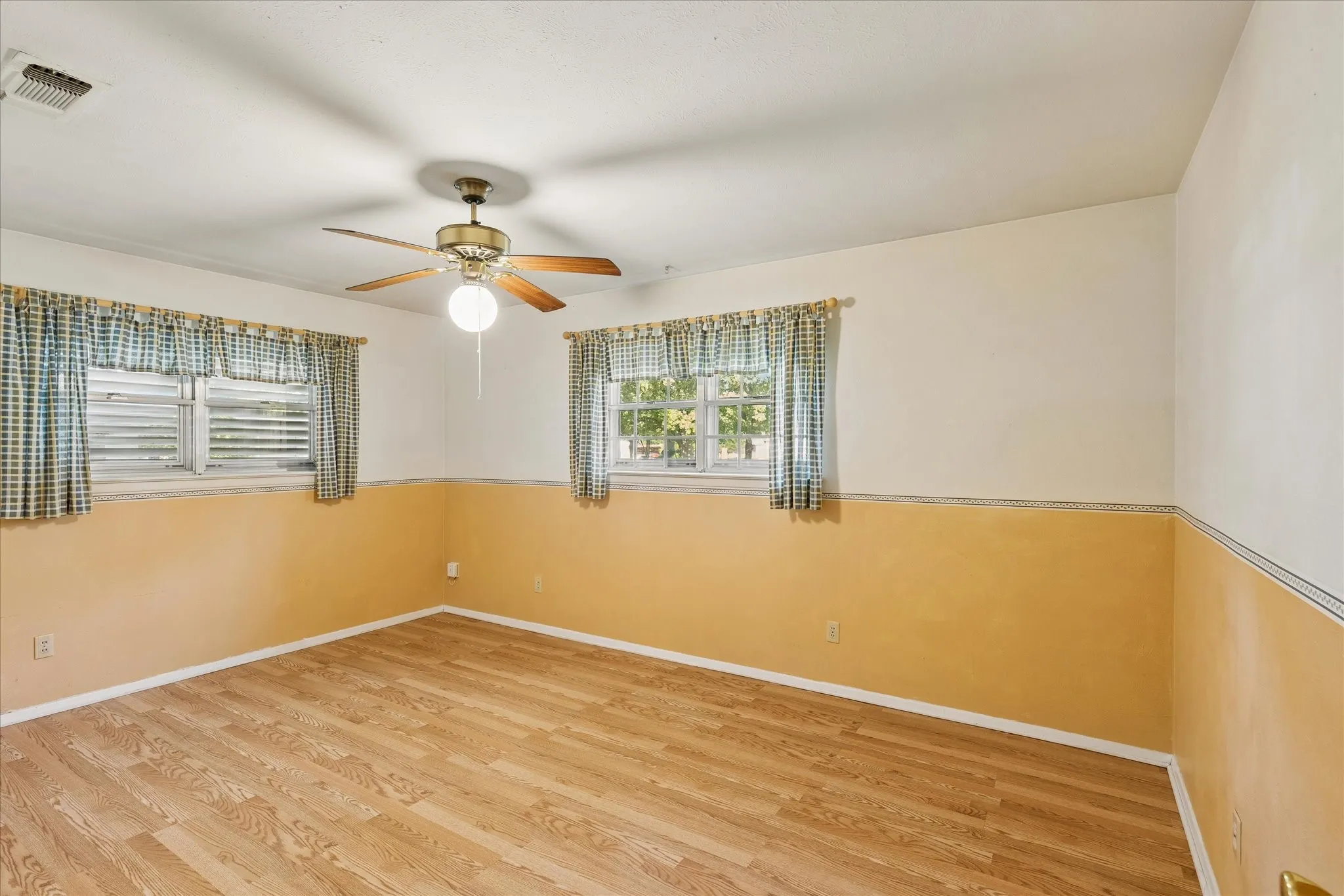 Single Family Residence For Sale in Tarrant County , 512 Brown Trail Court, Hurst, Texas 76053, 3 Bedroom, 2 Bathroom, 2 Garage spaces, 1,682 Sqft, built in 1964, mls#21373689, Real Estate Agent in Hurst, Homes For Sale in Tarrant county, Homes For Sale in Hurst, Realtor in Hurst Texas, Real Estate Brokerage Independent Realty Texas, Luminita Cordes Realtor