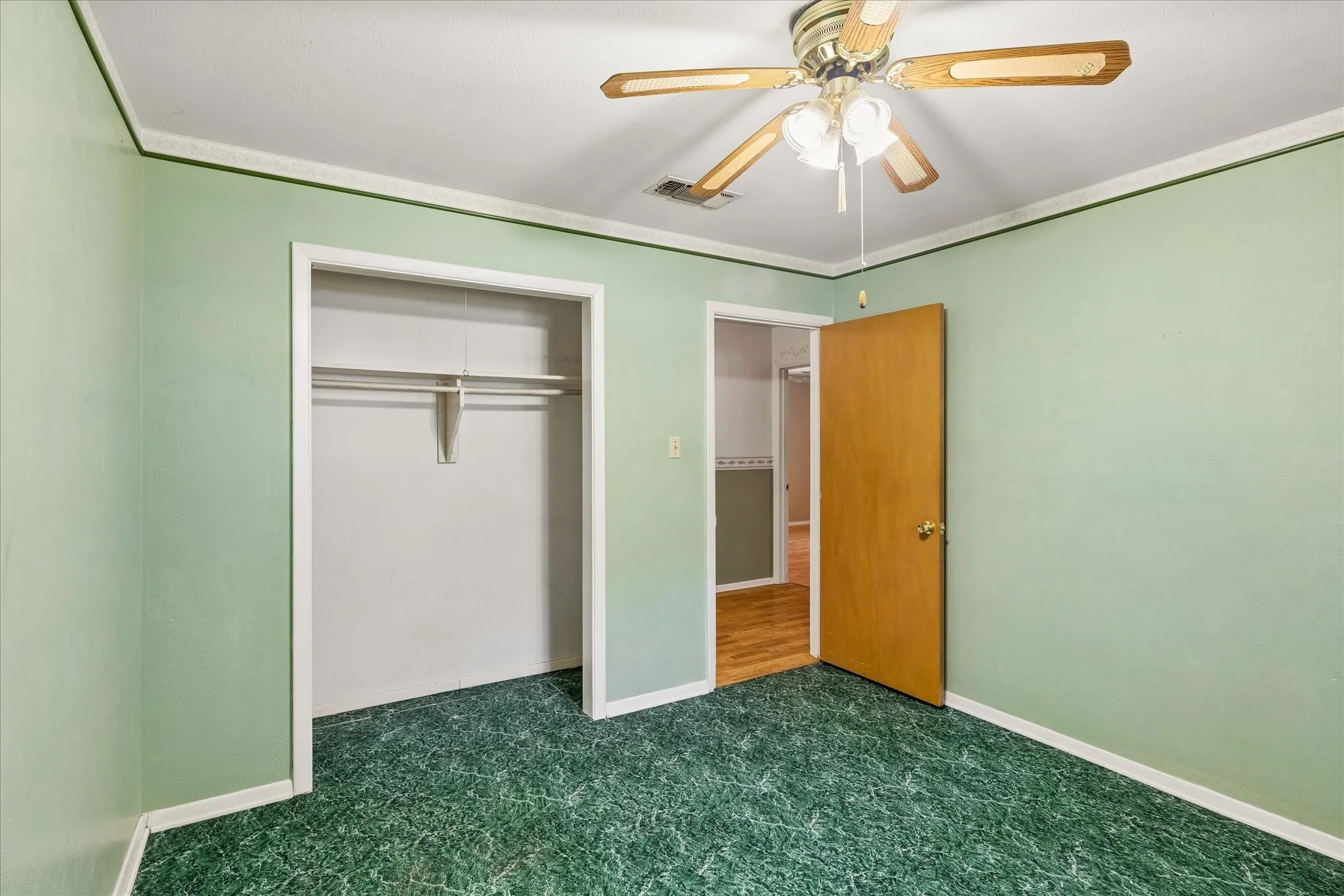 Single Family Residence For Sale in Tarrant County , 512 Brown Trail Court, Hurst, Texas 76053, 3 Bedroom, 2 Bathroom, 2 Garage spaces, 1,682 Sqft, built in 1964, mls#21373689, Real Estate Agent in Hurst, Homes For Sale in Tarrant county, Homes For Sale in Hurst, Realtor in Hurst Texas, Real Estate Brokerage Independent Realty Texas, Luminita Cordes Realtor