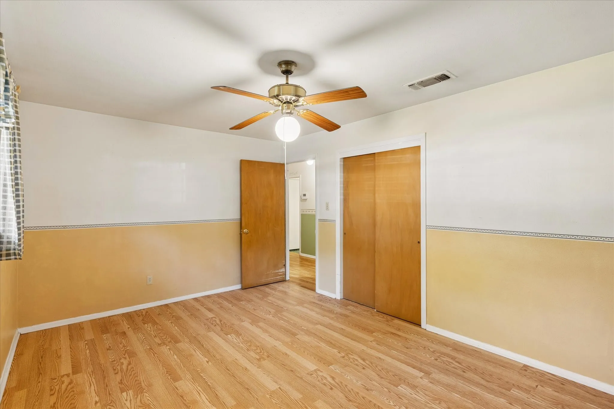 Single Family Residence For Sale in Tarrant County , 512 Brown Trail Court, Hurst, Texas 76053, 3 Bedroom, 2 Bathroom, 2 Garage spaces, 1,682 Sqft, built in 1964, mls#21373689, Real Estate Agent in Hurst, Homes For Sale in Tarrant county, Homes For Sale in Hurst, Realtor in Hurst Texas, Real Estate Brokerage Independent Realty Texas, Luminita Cordes Realtor