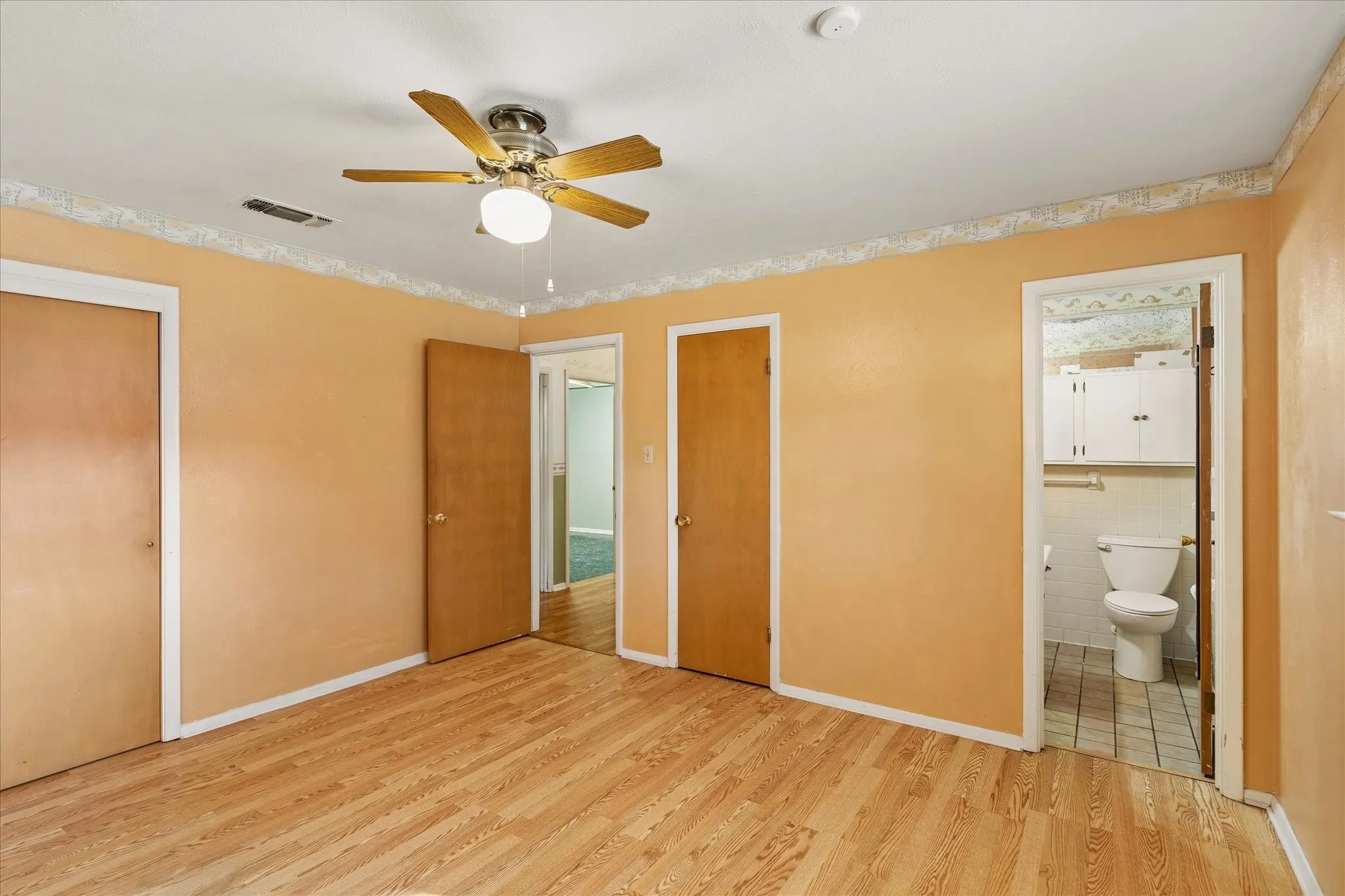 Single Family Residence For Sale in Tarrant County , 512 Brown Trail Court, Hurst, Texas 76053, 3 Bedroom, 2 Bathroom, 2 Garage spaces, 1,682 Sqft, built in 1964, mls#21373689, Real Estate Agent in Hurst, Homes For Sale in Tarrant county, Homes For Sale in Hurst, Realtor in Hurst Texas, Real Estate Brokerage Independent Realty Texas, Luminita Cordes Realtor
