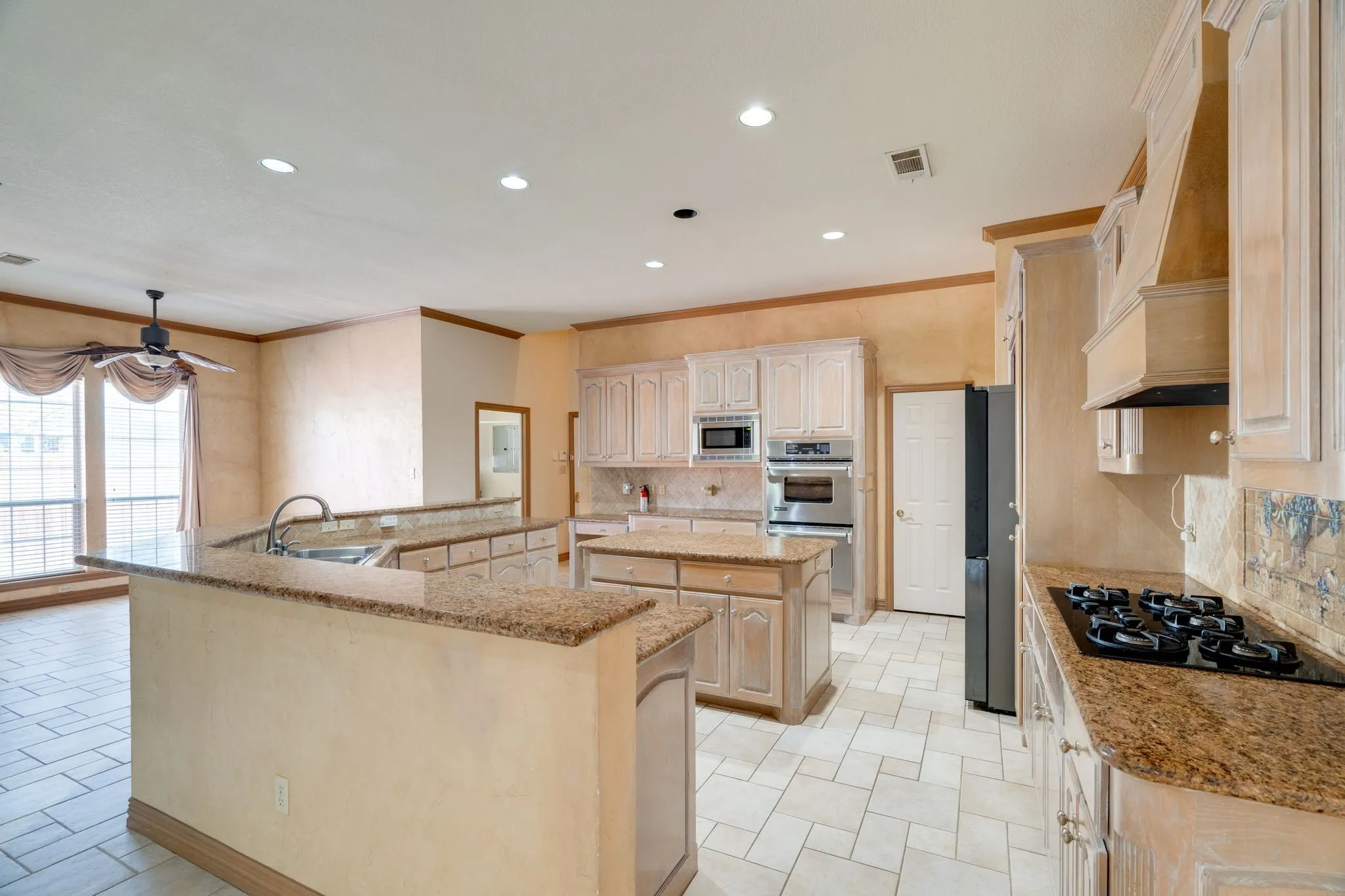 Single Family Residence For Rent in Tarrant County , 7012 Shalimar Court, Colleyville, Texas 76034, 5 Bedroom, 6 Bathroom, 3 Garage spaces, 4,195 Sqft, built in 1998, mls#21367730, Real Estate Agent in Colleyville, Homes For Rent in Tarrant county, Homes For Rent in Colleyville, Realtor in Colleyville Texas, Real Estate Brokerage Independent Realty Texas, Luminita Cordes Realtor