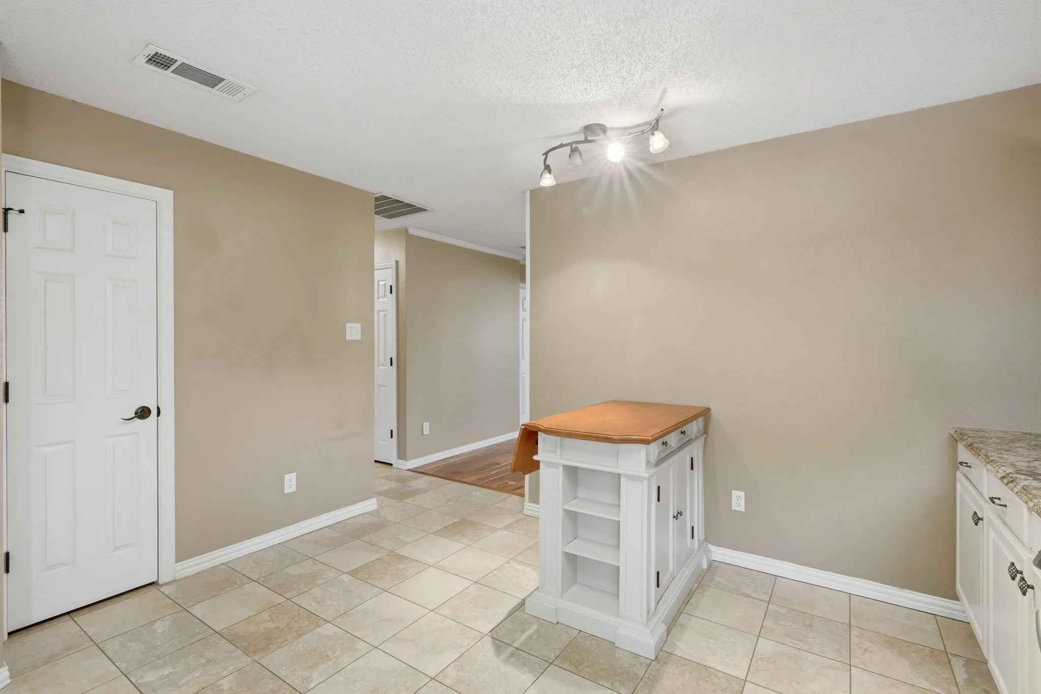 Single Family Residence For Sale in Tarrant County , 1808 Rybovich Lane, Mansfield, Texas 76063, 4 Bedroom, 3 Bathroom, 2 Garage spaces, 2,192 Sqft, built in 2002, mls#21374871, Real Estate Agent in Mansfield, Homes For Sale in Tarrant county, Homes For Sale in Mansfield, Realtor in Mansfield Texas, Real Estate Brokerage Independent Realty Texas, Luminita Cordes Realtor