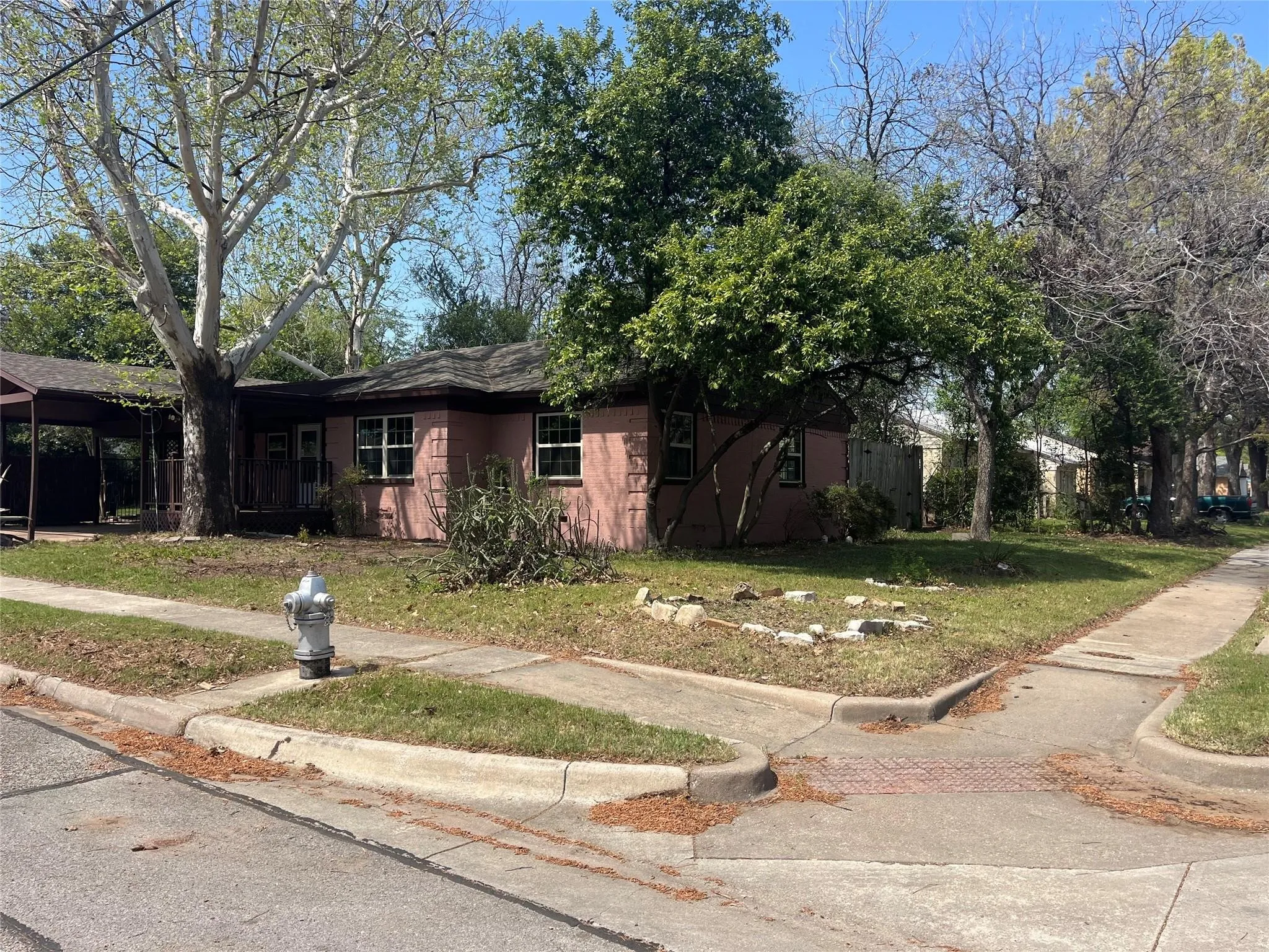 Single Family Residence For Sale in Tarrant County , 1021 Western Boulevard, Arlington, Texas 76013, 3 Bedroom, 2 Bathroom, Garage spaces, 1,680 Sqft, built in 1953, mls#21375276, Real Estate Agent in Arlington, Homes For Sale in Tarrant county, Homes For Sale in Arlington, Realtor in Arlington Texas, Real Estate Brokerage Independent Realty Texas, Luminita Cordes Realtor