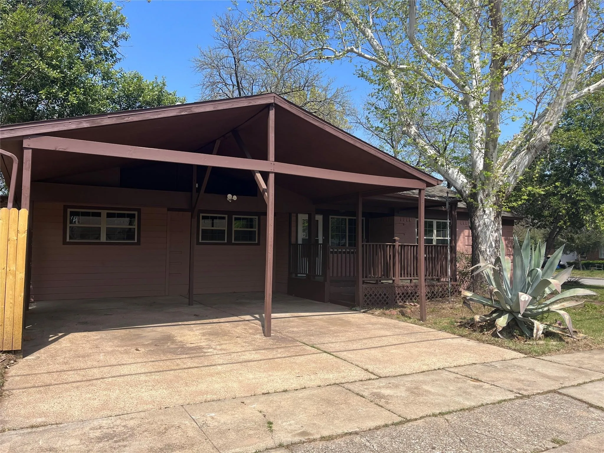 Single Family Residence For Sale in Tarrant County , 1021 Western Boulevard, Arlington, Texas 76013, 3 Bedroom, 2 Bathroom, Garage spaces, 1,680 Sqft, built in 1953, mls#21375276, Real Estate Agent in Arlington, Homes For Sale in Tarrant county, Homes For Sale in Arlington, Realtor in Arlington Texas, Real Estate Brokerage Independent Realty Texas, Luminita Cordes Realtor