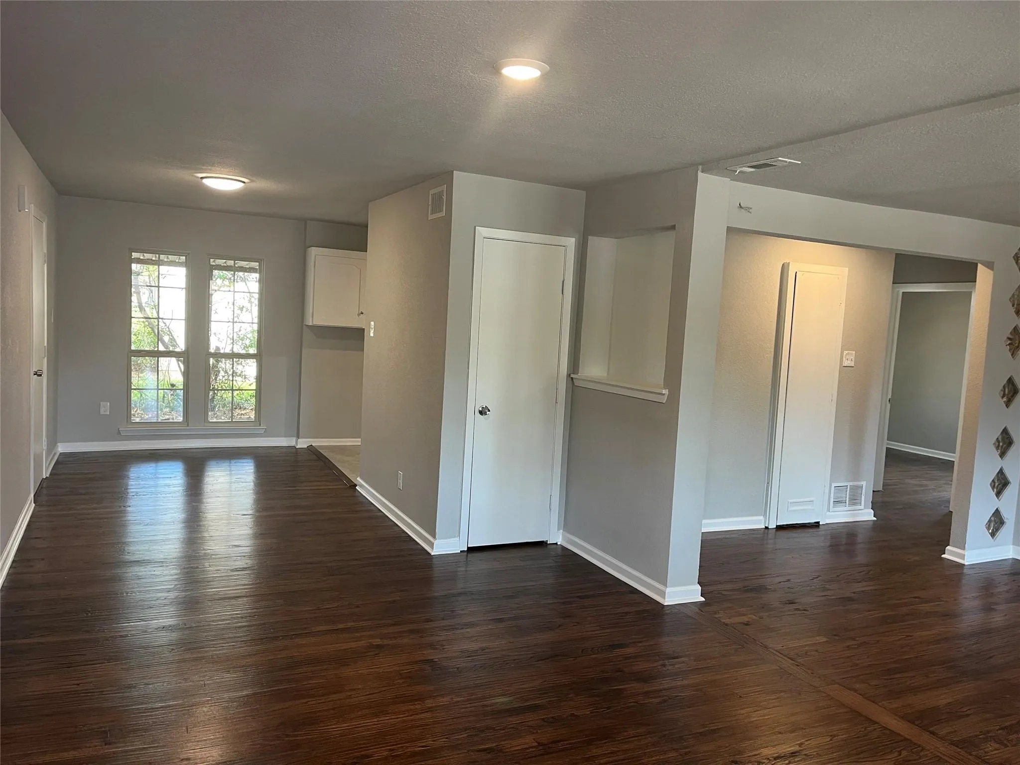 Single Family Residence For Sale in Tarrant County , 1021 Western Boulevard, Arlington, Texas 76013, 3 Bedroom, 2 Bathroom, Garage spaces, 1,680 Sqft, built in 1953, mls#21375276, Real Estate Agent in Arlington, Homes For Sale in Tarrant county, Homes For Sale in Arlington, Realtor in Arlington Texas, Real Estate Brokerage Independent Realty Texas, Luminita Cordes Realtor