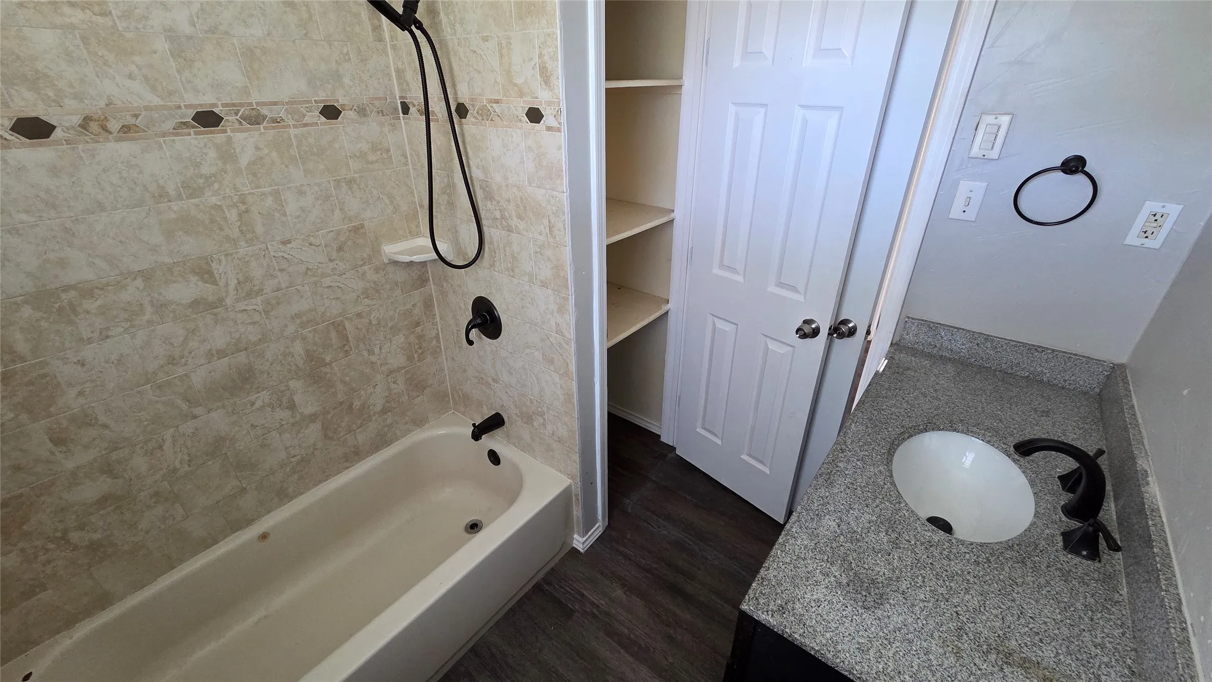 Single Family Residence For Sale in Grayson County , 2015 Brenda Avenue, Denison, Texas 75020, 3 Bedroom, 2 Bathroom, 2 Garage spaces, 1,200 Sqft, built in 1962, mls#21375279, Real Estate Agent in Denison, Homes For Sale in Grayson county, Homes For Sale in Denison, Realtor in Denison Texas, Real Estate Brokerage Independent Realty Texas, Luminita Cordes Realtor