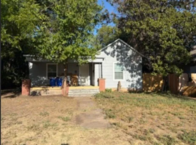 Duplex For Rent in Taylor County , 710 Chestnut Street A, Abilene, Texas 79602, 2 Bedroom, 1 Bathroom, Garage spaces, 793 Sqft, built in 1921, mls#21375280, Real Estate Agent in Abilene, Homes For Rent in Taylor county, Homes For Rent in Abilene, Realtor in Abilene Texas, Real Estate Brokerage Independent Realty Texas, Luminita Cordes Realtor