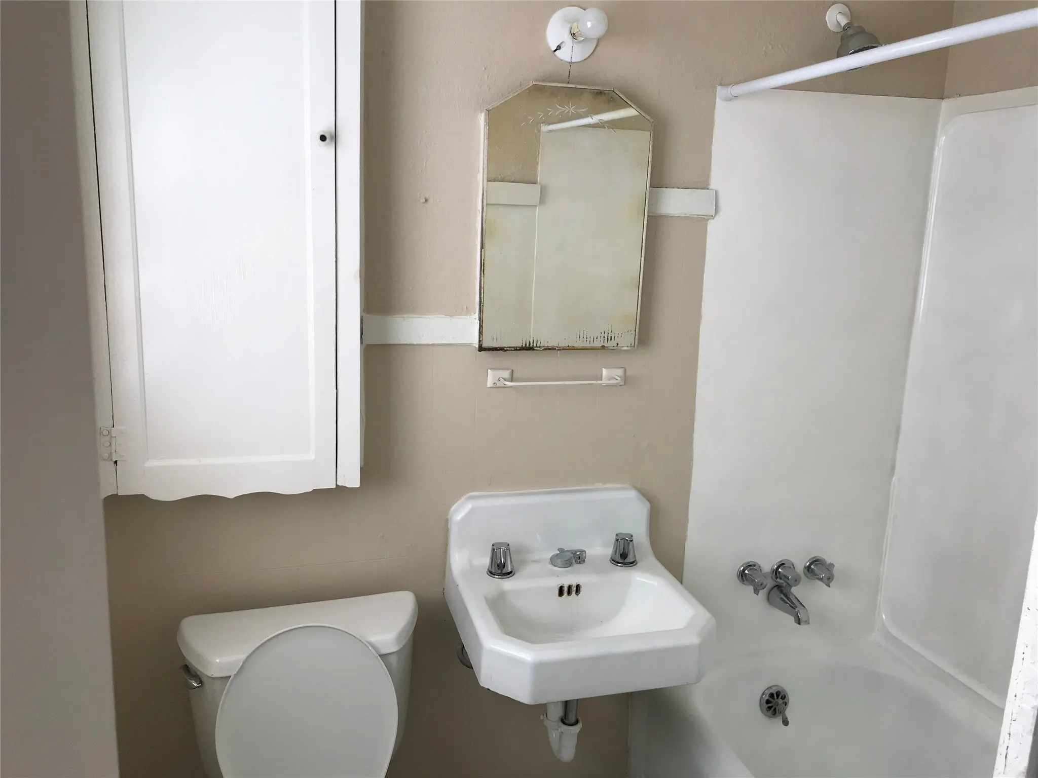 Apartment For Rent in Dallas County , 5800 Vickery Boulevard 3, Dallas, Texas 75206, 1 Bedroom, 1 Bathroom, Garage spaces, 600 Sqft, built in 1927, mls#21375284, Real Estate Agent in Dallas, Homes For Rent in Dallas county, Homes For Rent in Dallas, Realtor in Dallas Texas, Real Estate Brokerage Independent Realty Texas, Luminita Cordes Realtor